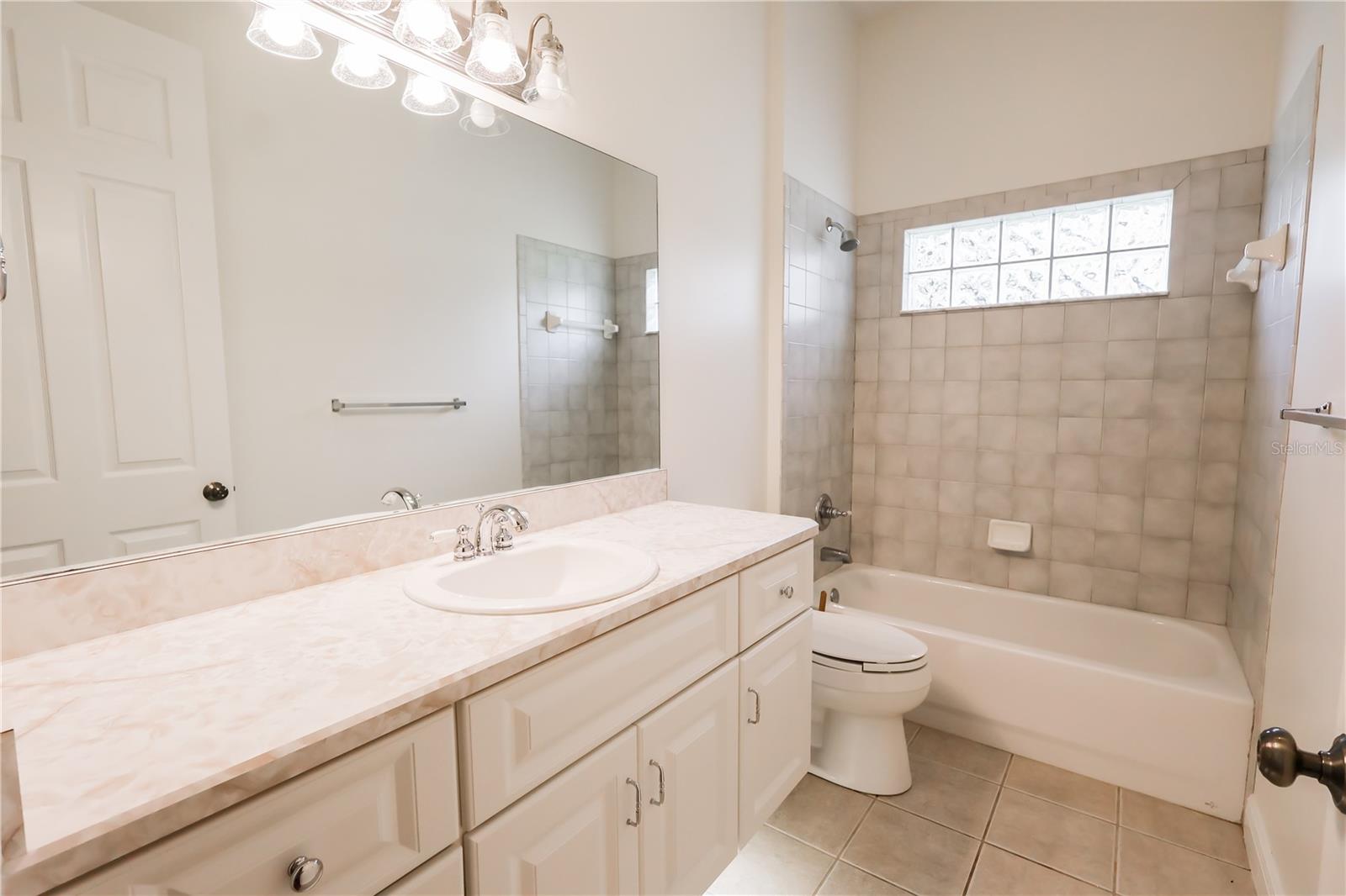 Listing photo id 20 for 6405 13 Avenue