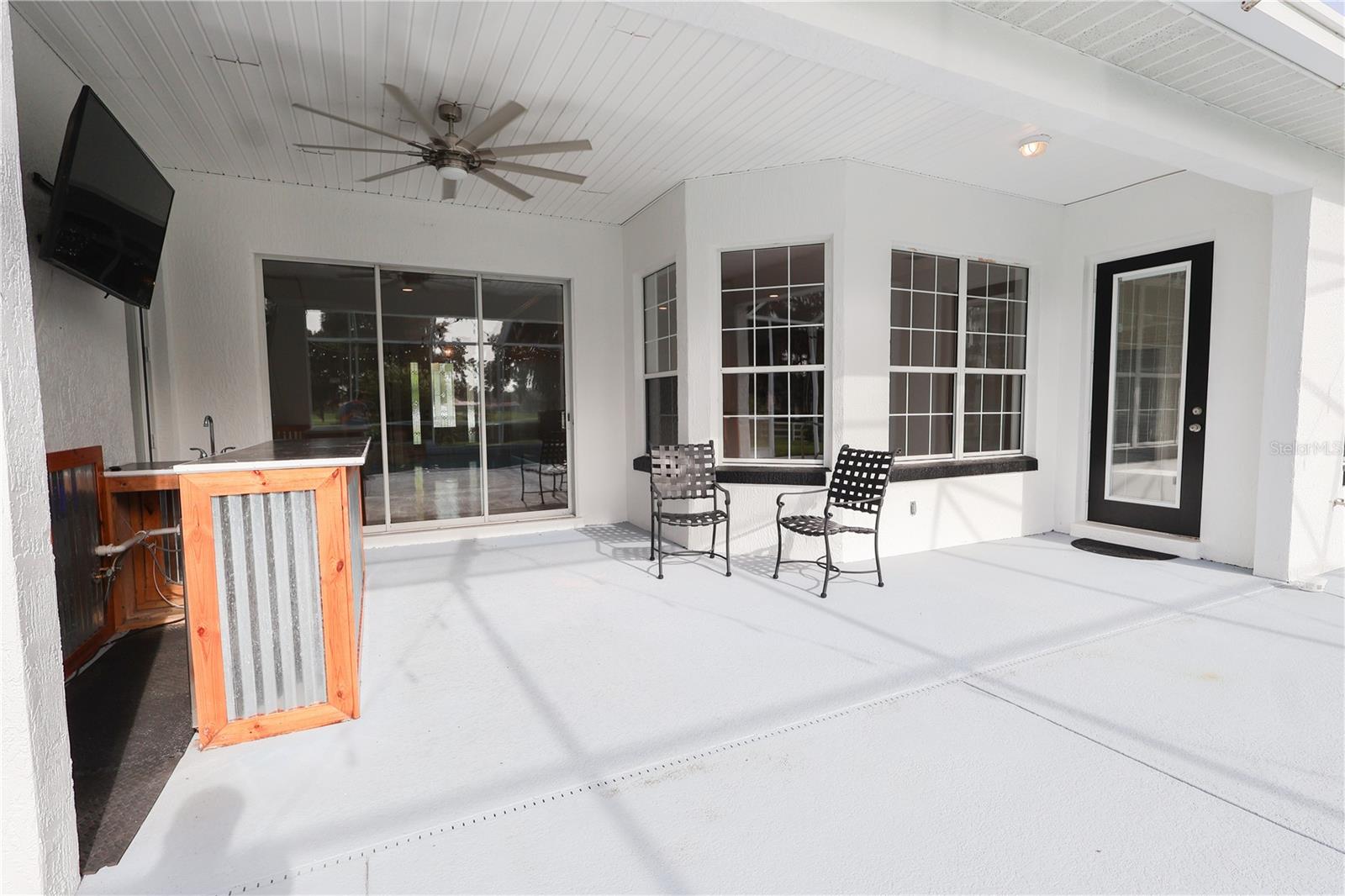 Listing photo id 23 for 6405 13 Avenue