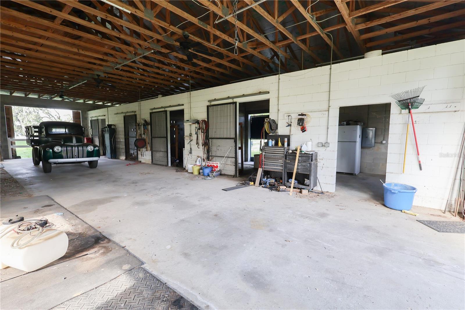 Listing photo id 25 for 6405 13 Avenue