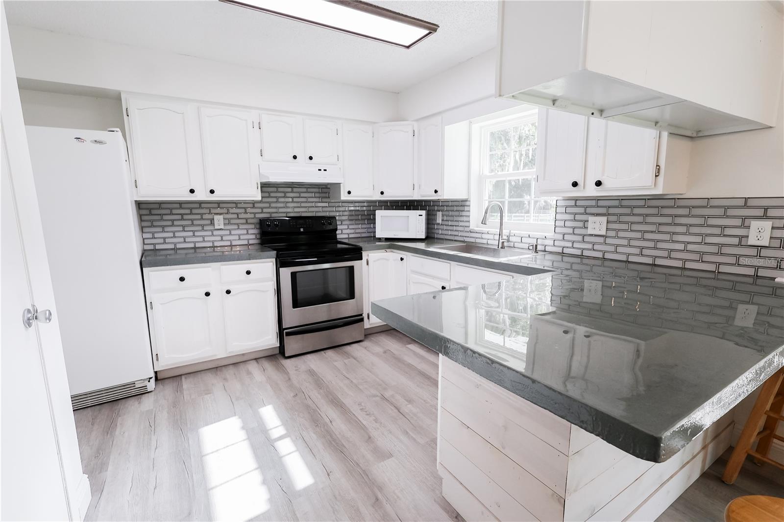 Listing photo id 31 for 6405 13 Avenue