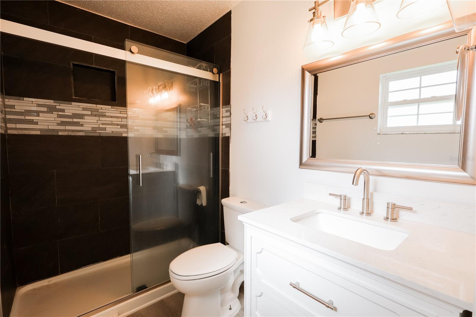 Listing photo id 36 for 6405 13 Avenue