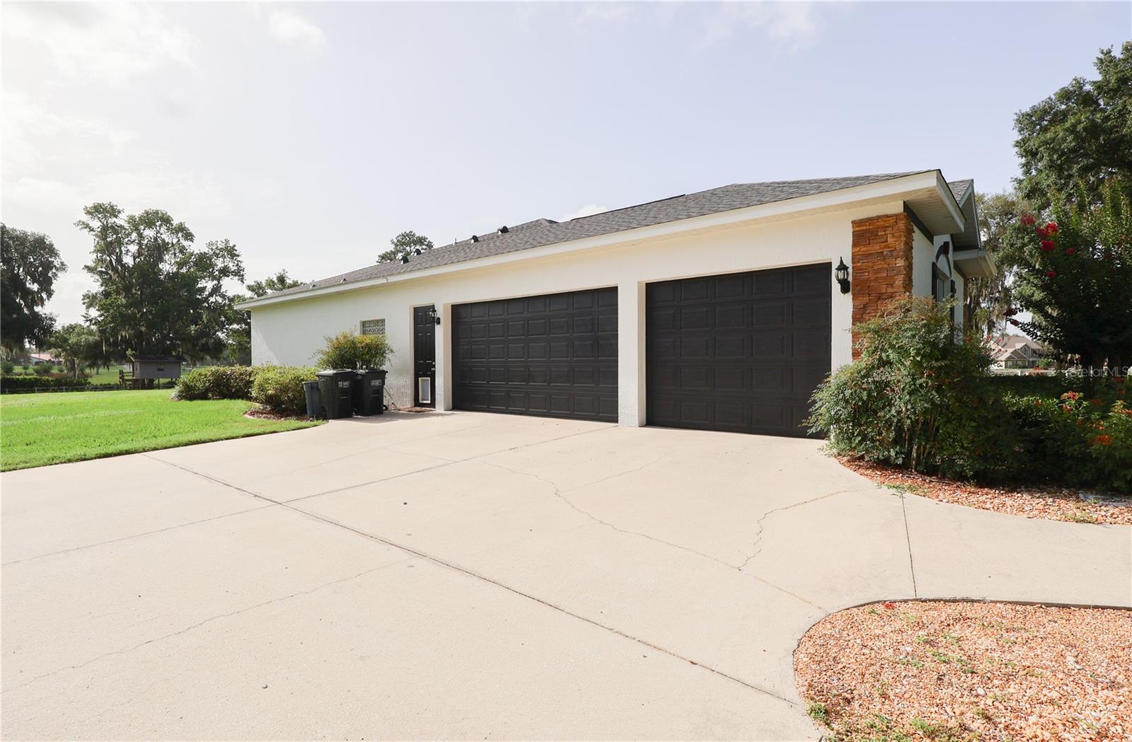 Listing photo id 2 for 6405 13 Avenue
