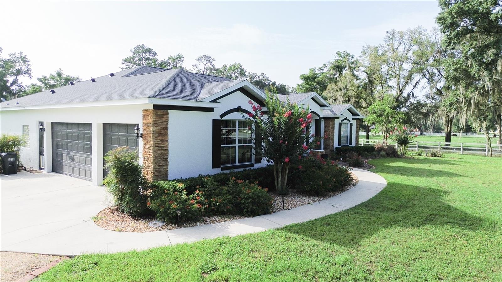 Listing photo id 40 for 6405 13 Avenue