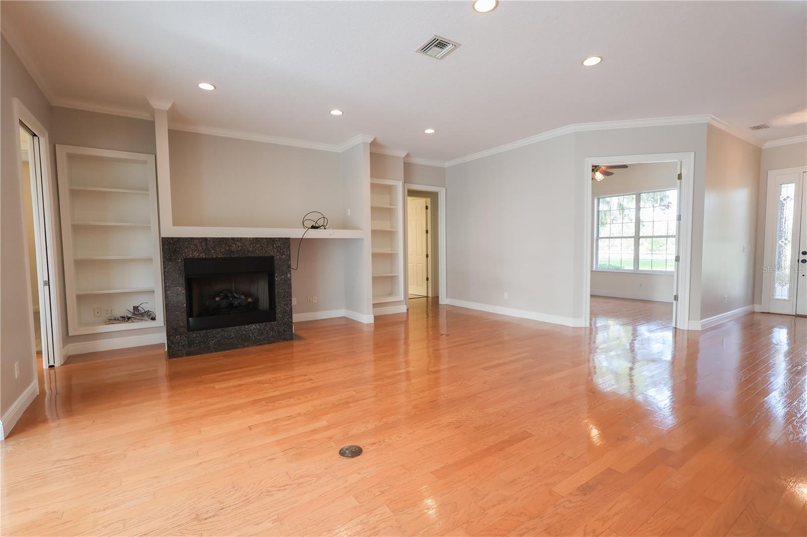 Listing photo id 5 for 6405 13 Avenue