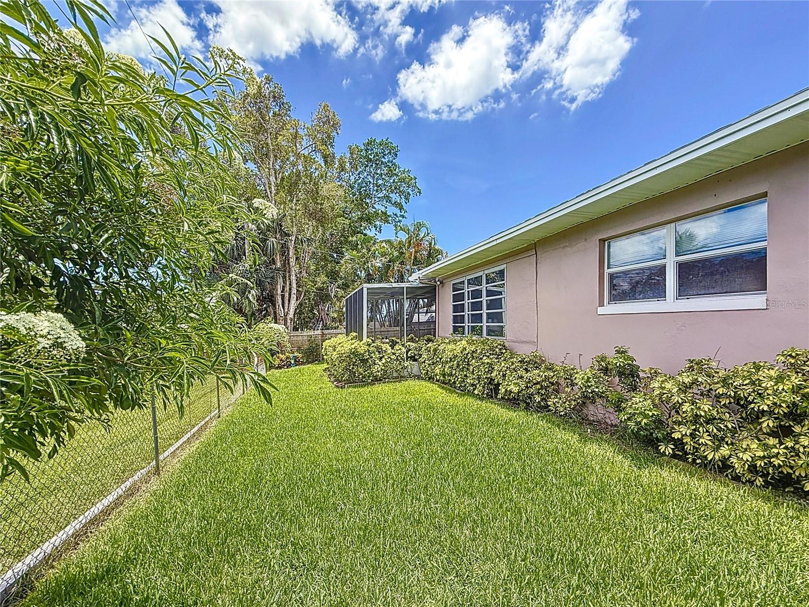 Image 37 of 48 For 1137 Indian Rocks Road S