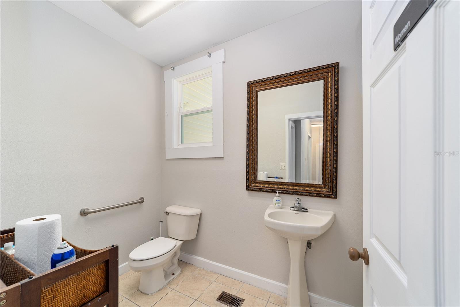 Image 11 of 44 For 1008 Silver Springs Boulevard