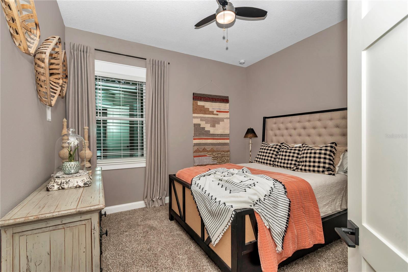 Listing photo id 8 for 3196 Mustang Boulevard