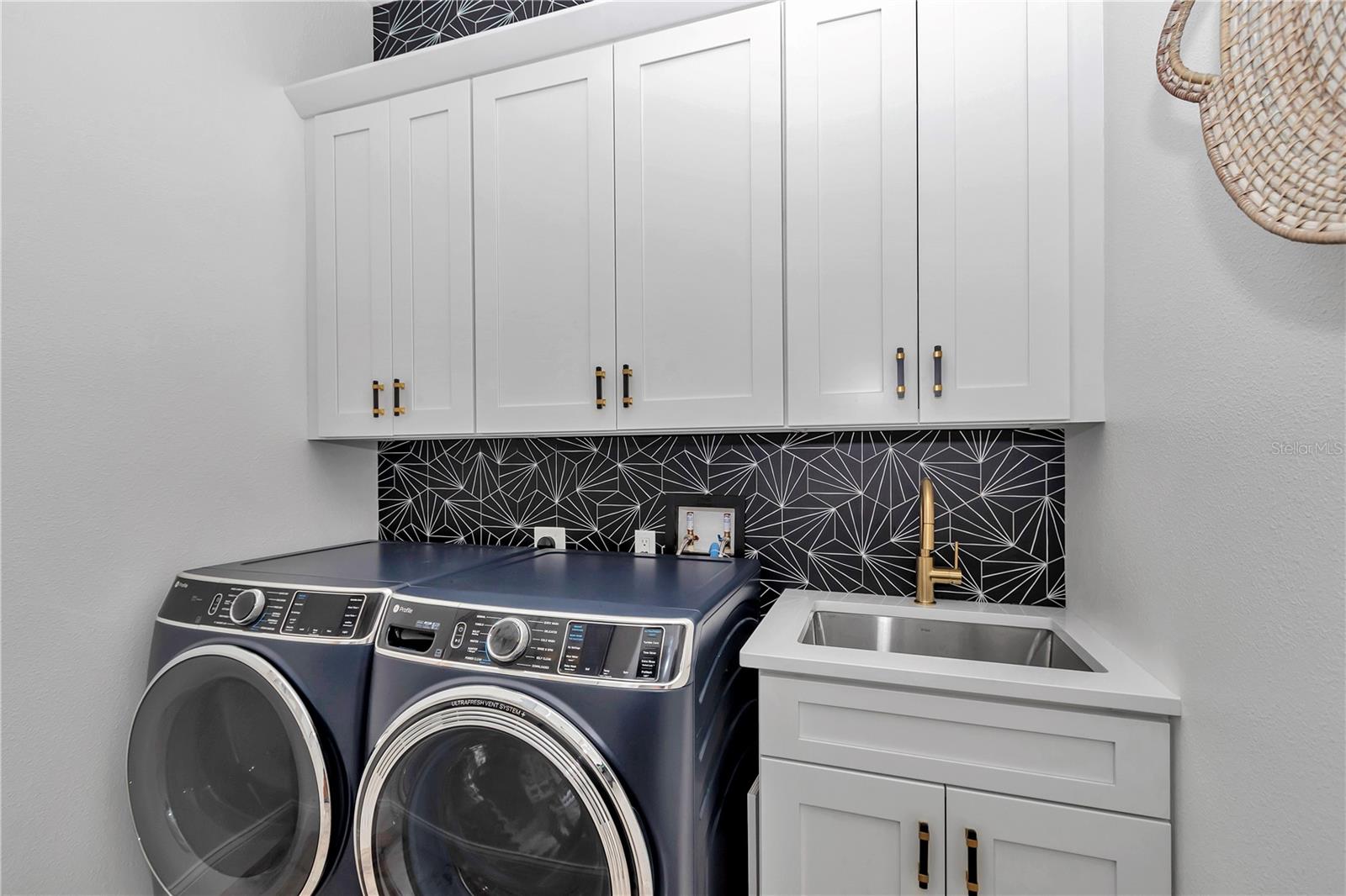 Listing photo id 11 for 3196 Mustang Boulevard