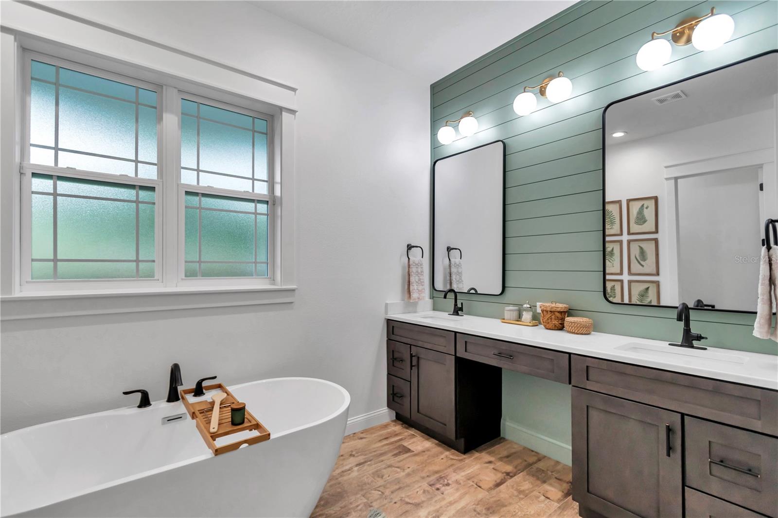 Listing photo id 34 for 3196 Mustang Boulevard