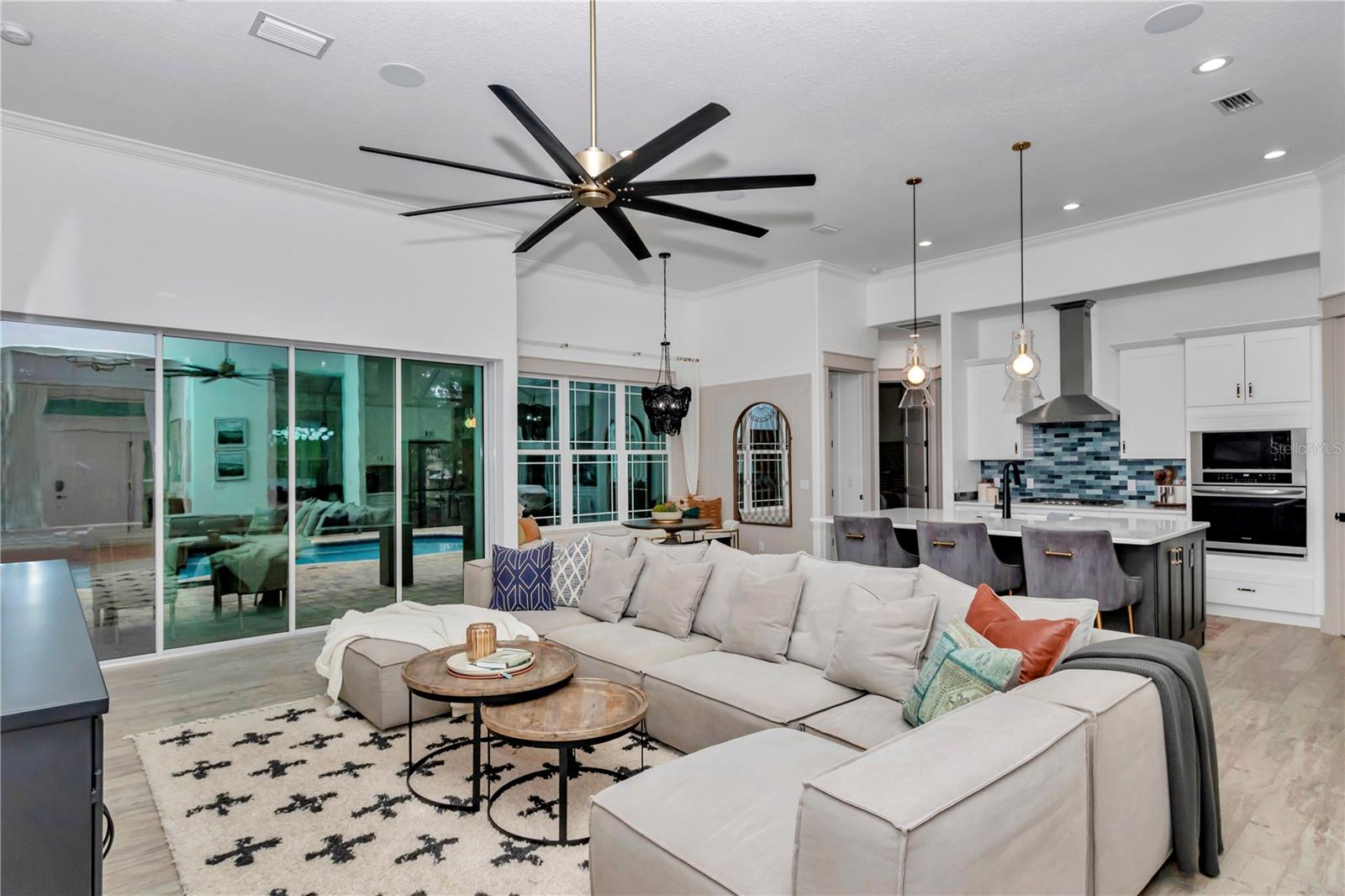 Listing photo id 2 for 3196 Mustang Boulevard