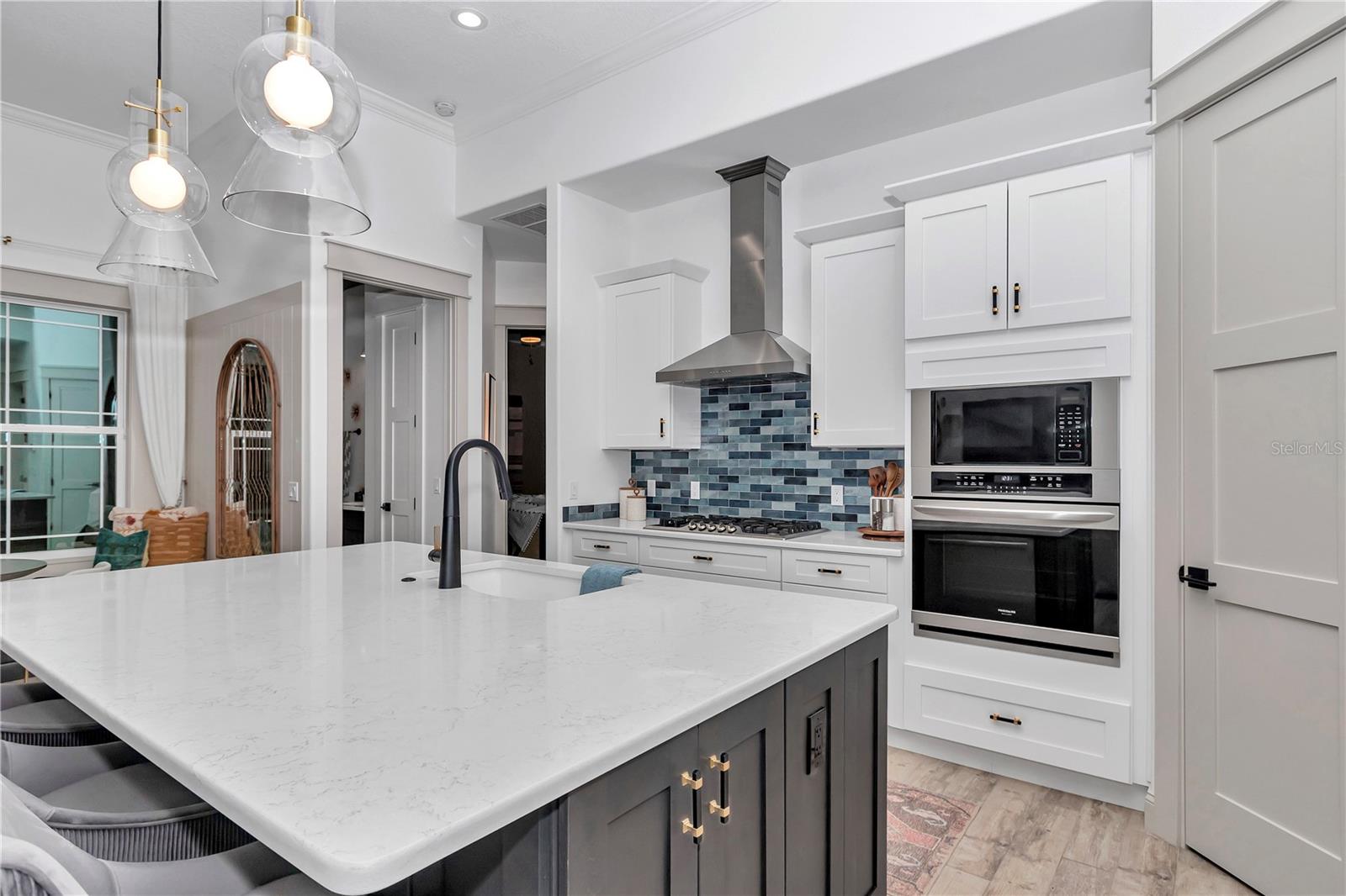 Listing photo id 3 for 3196 Mustang Boulevard
