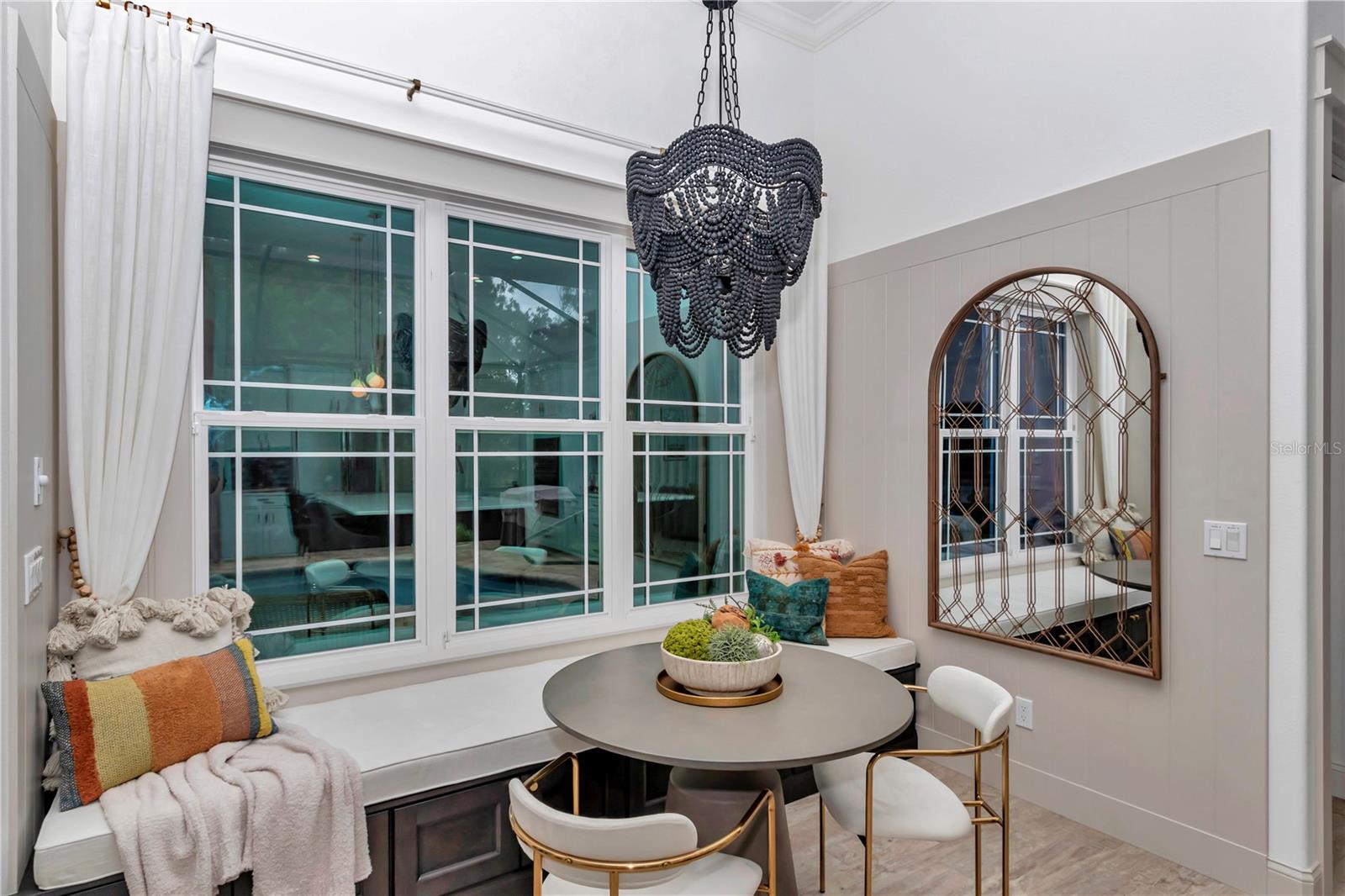 Listing photo id 5 for 3196 Mustang Boulevard