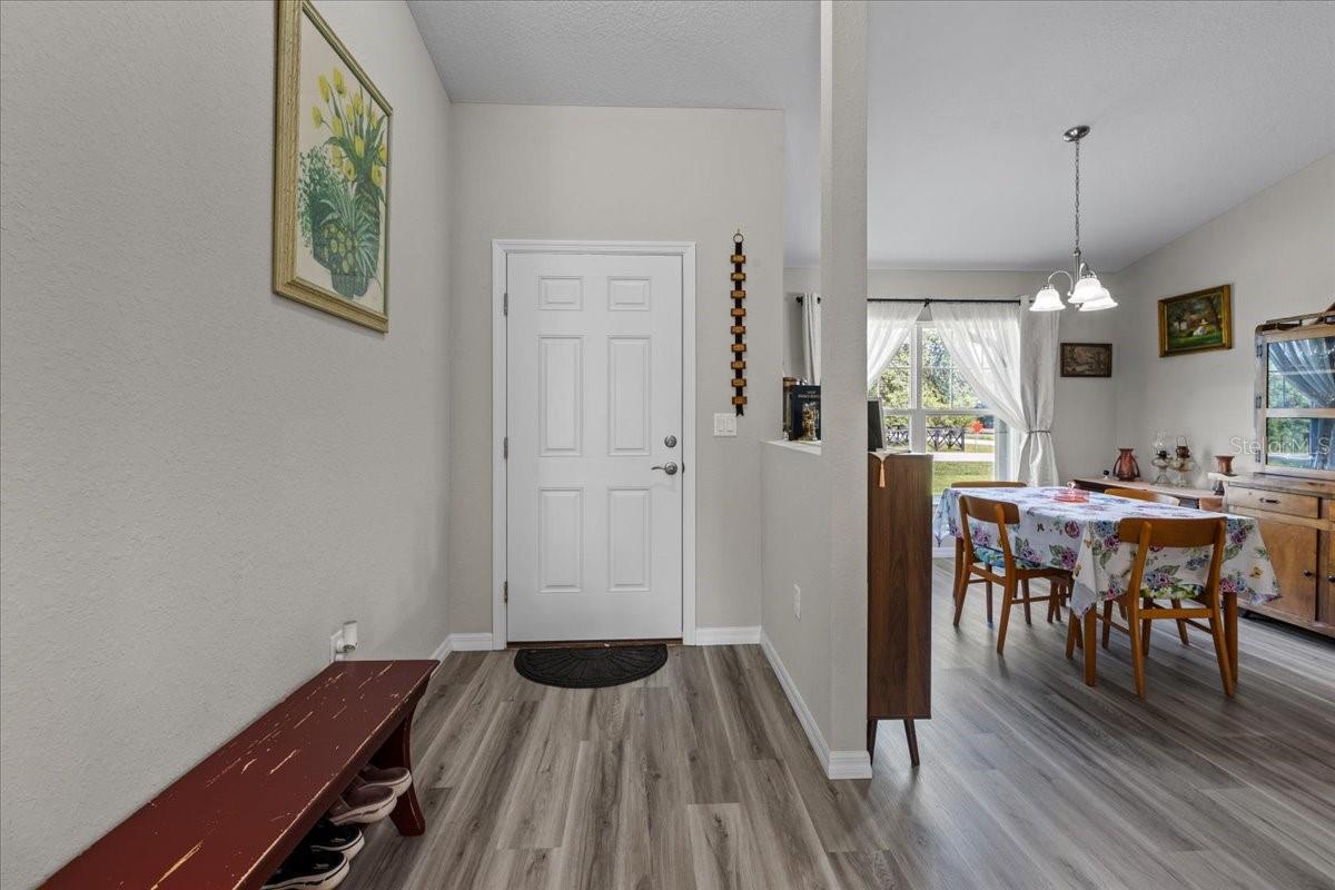 Listing photo id 8 for 4661 Gardenia Court