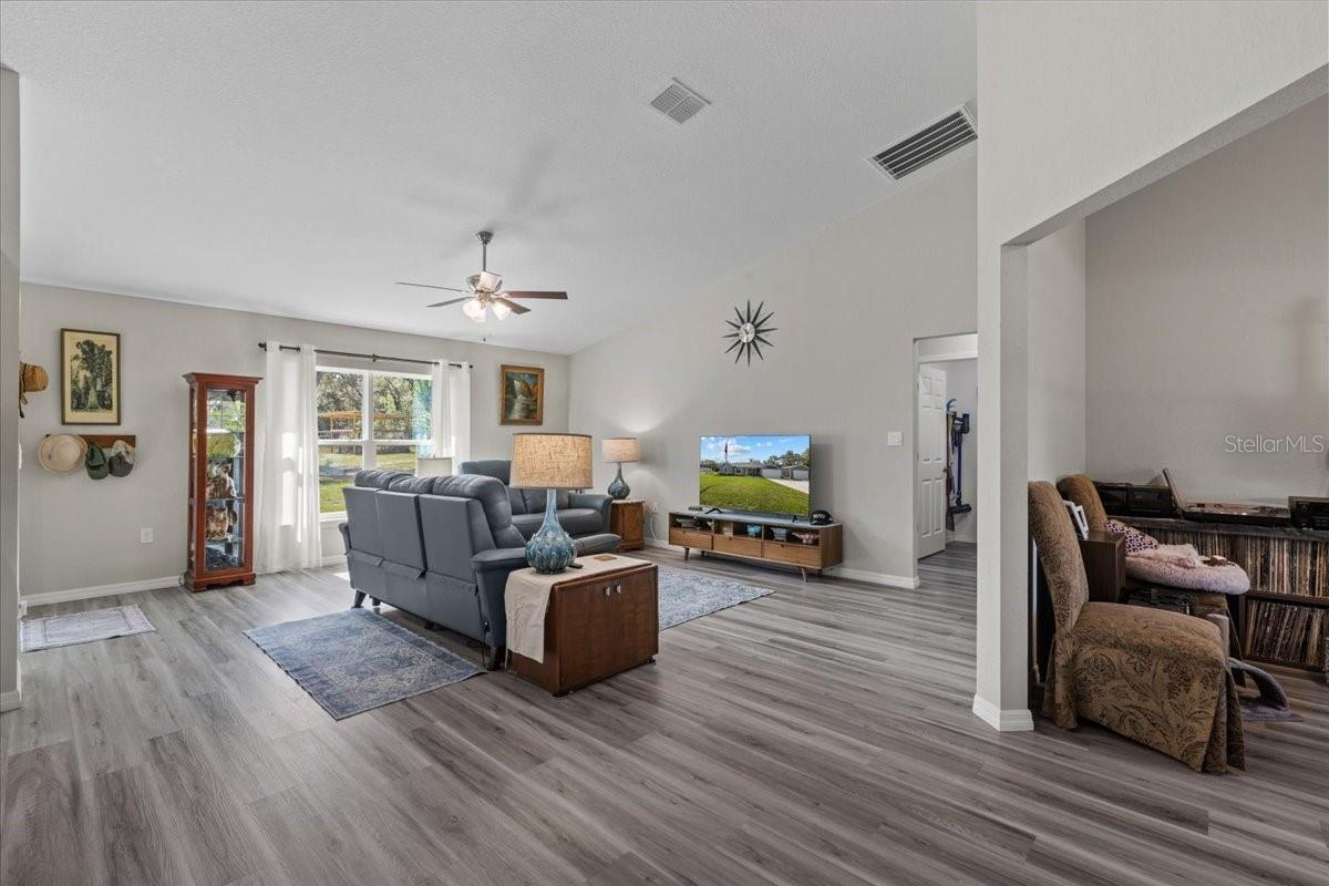 Listing photo id 9 for 4661 Gardenia Court