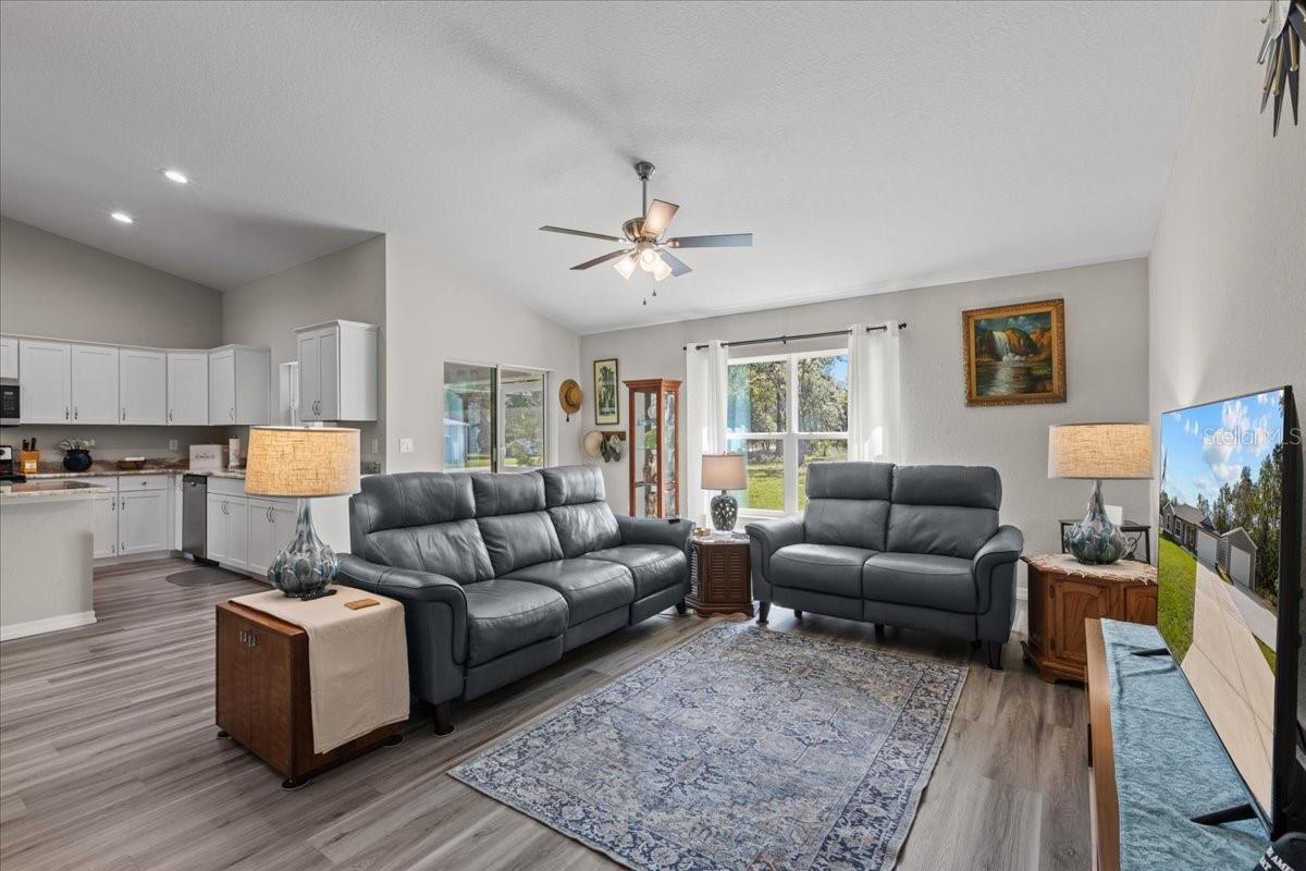 Listing photo id 10 for 4661 Gardenia Court