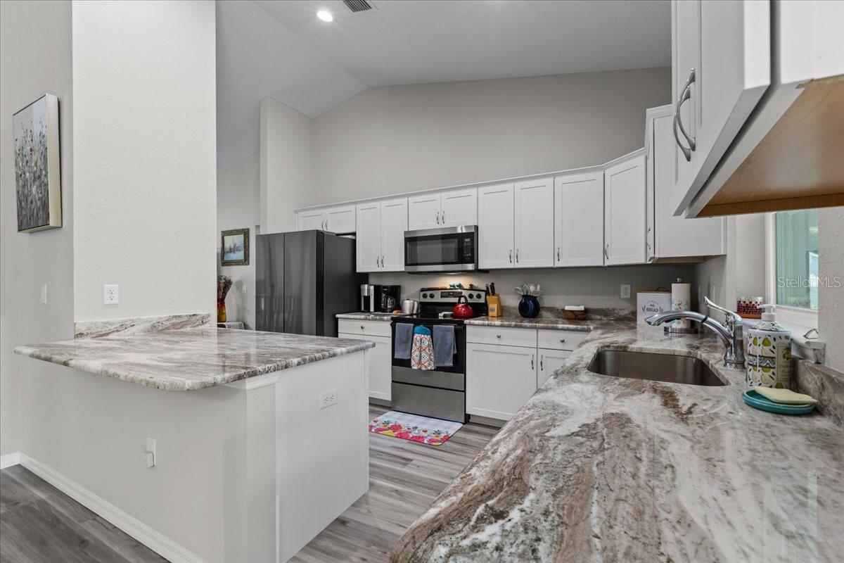 Listing photo id 11 for 4661 Gardenia Court