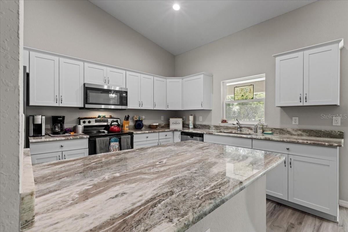 Listing photo id 12 for 4661 Gardenia Court
