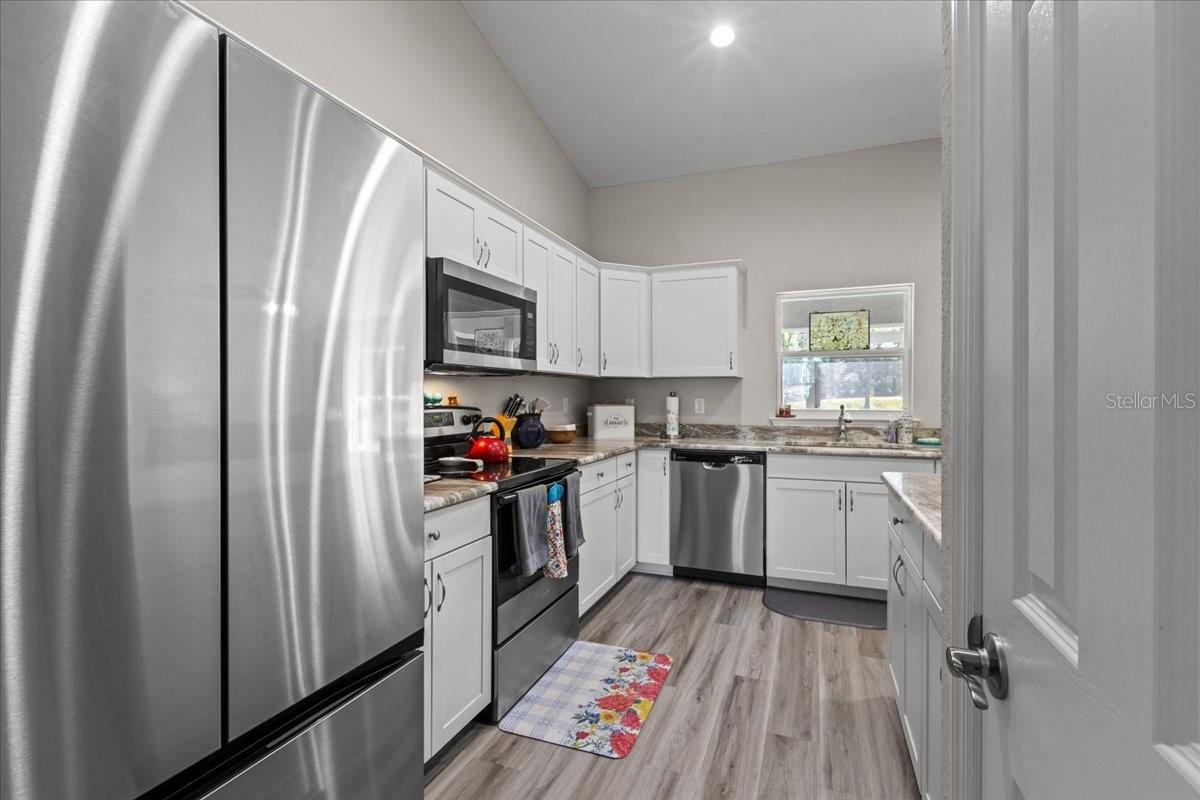 Listing photo id 14 for 4661 Gardenia Court