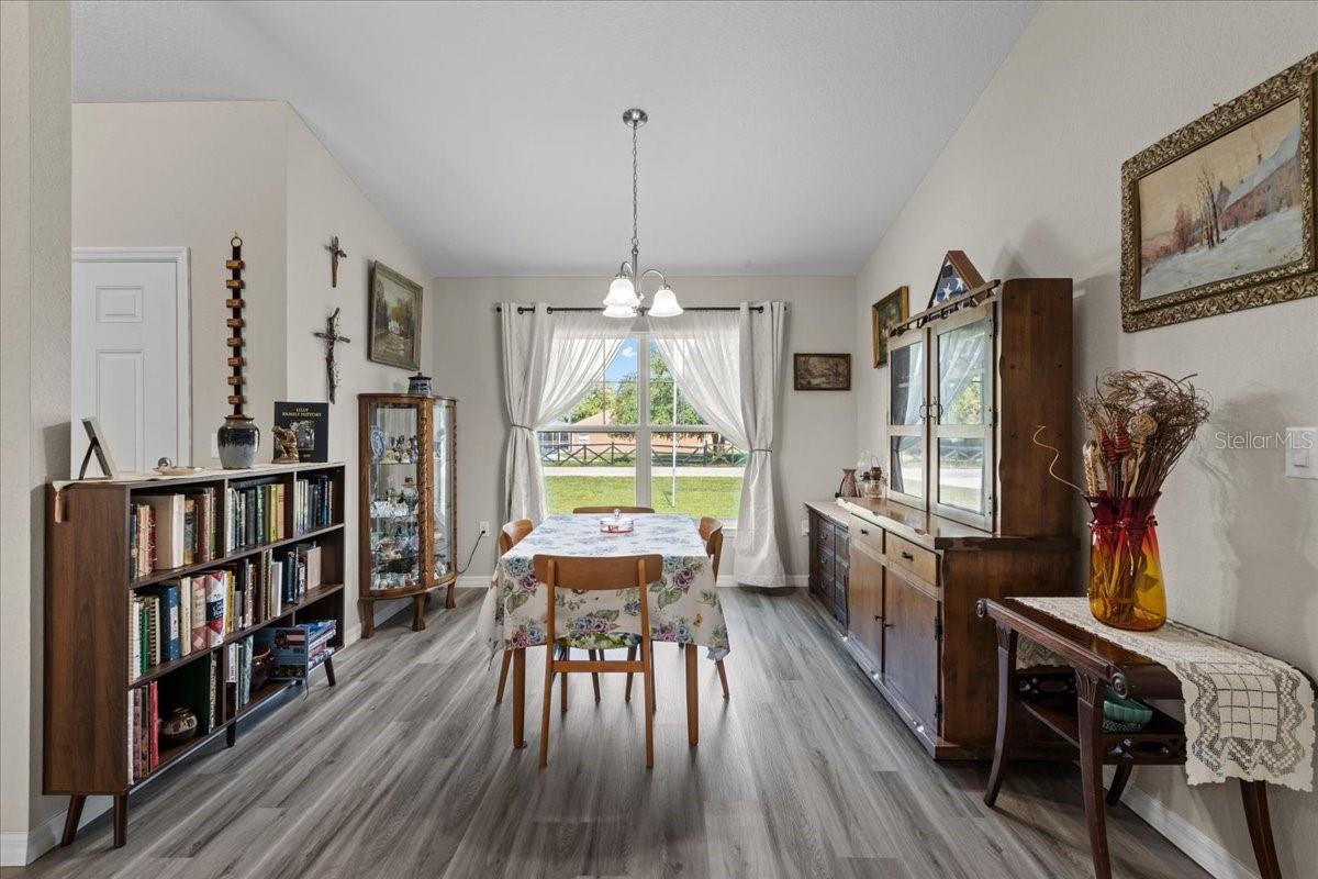 Listing photo id 16 for 4661 Gardenia Court