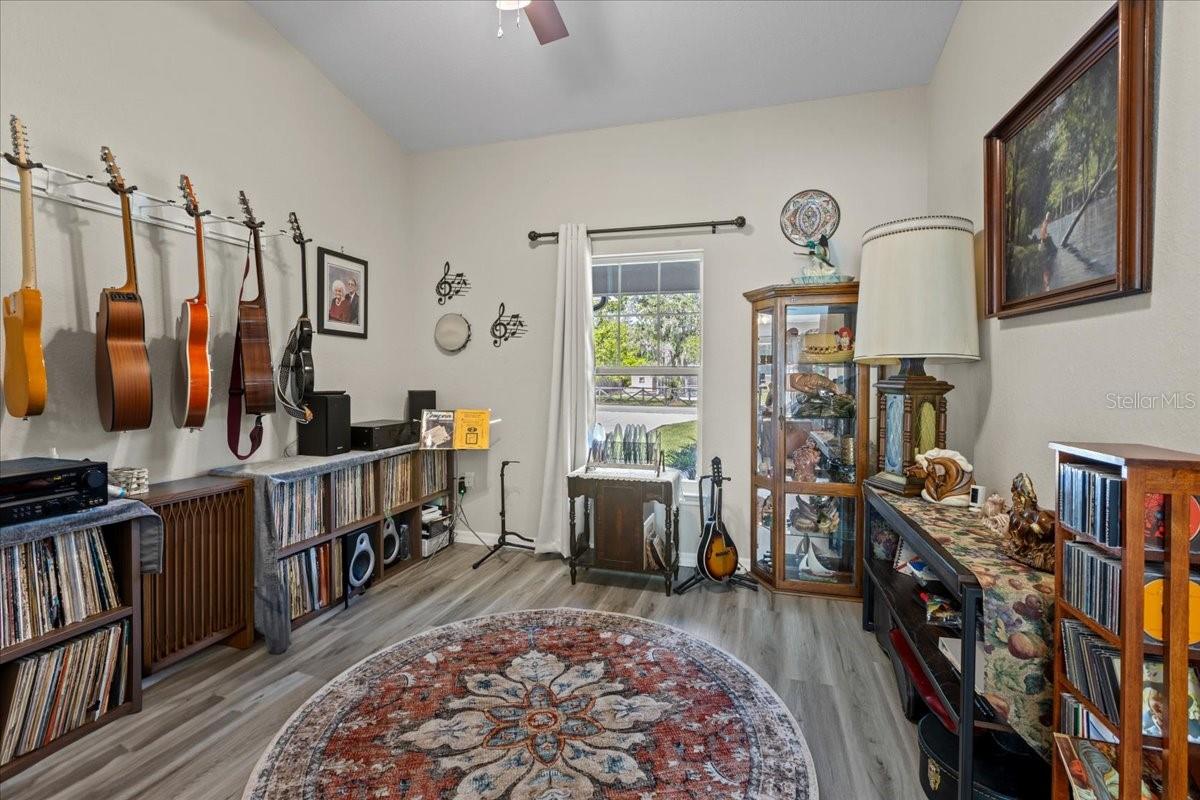 Listing photo id 24 for 4661 Gardenia Court
