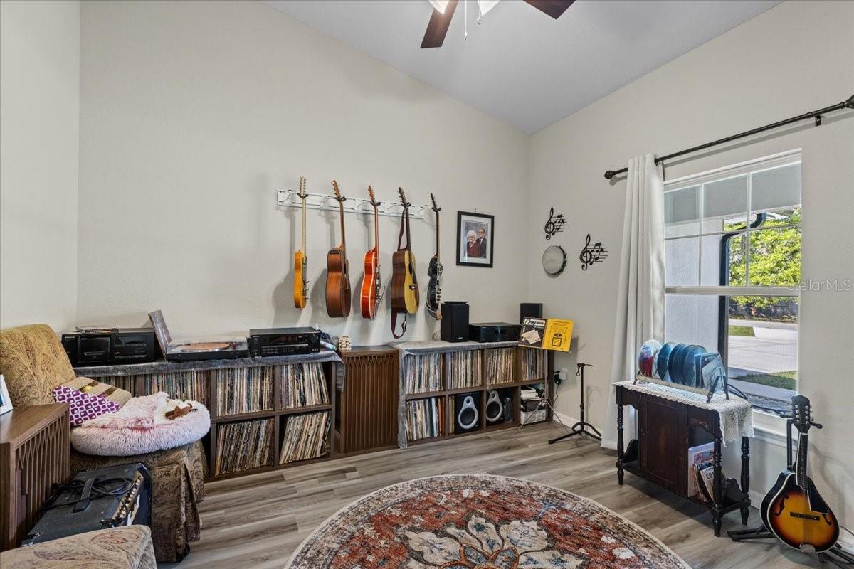 Listing photo id 25 for 4661 Gardenia Court