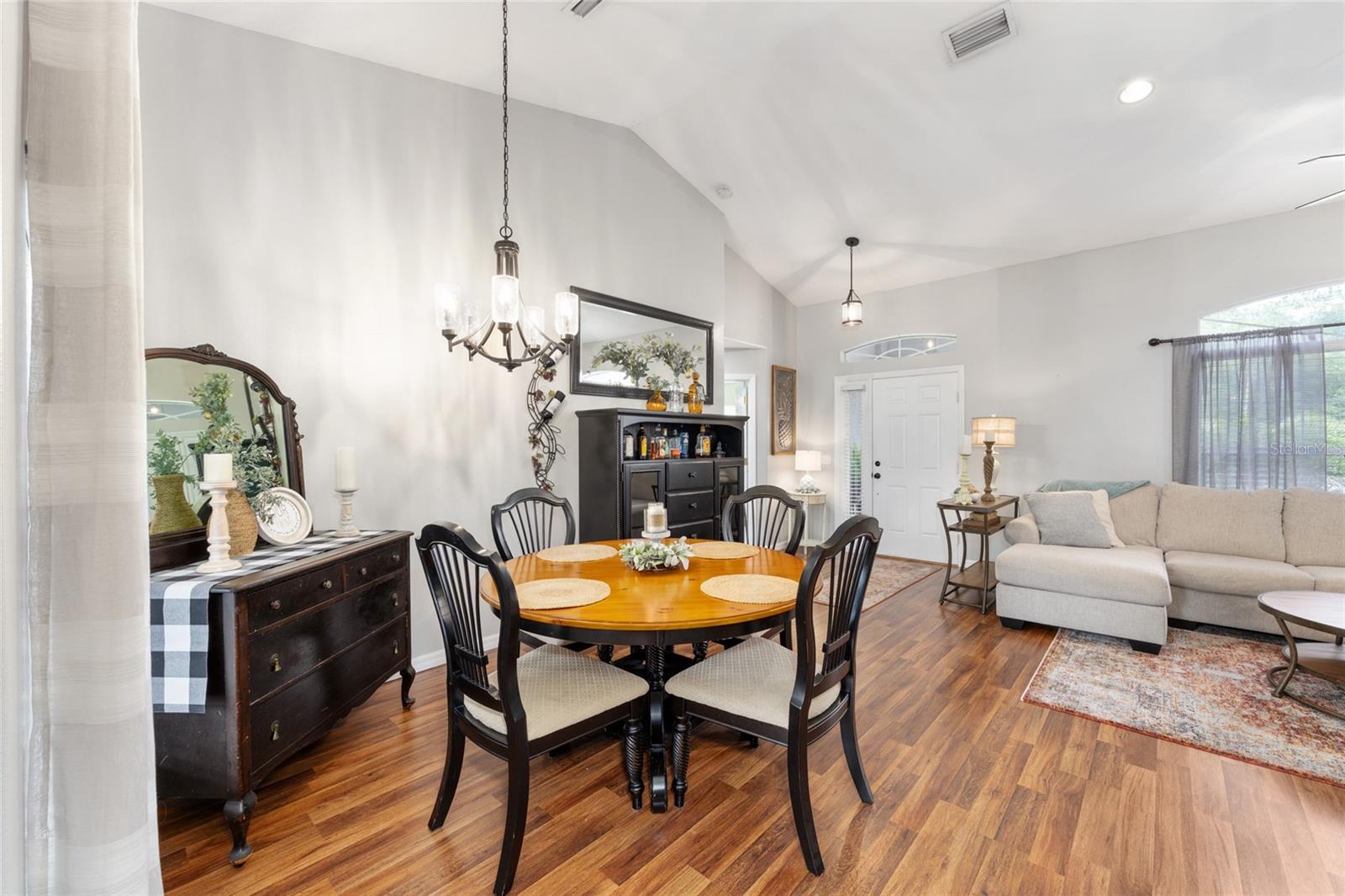 Listing photo id 11 for 6362 Walter Terrace