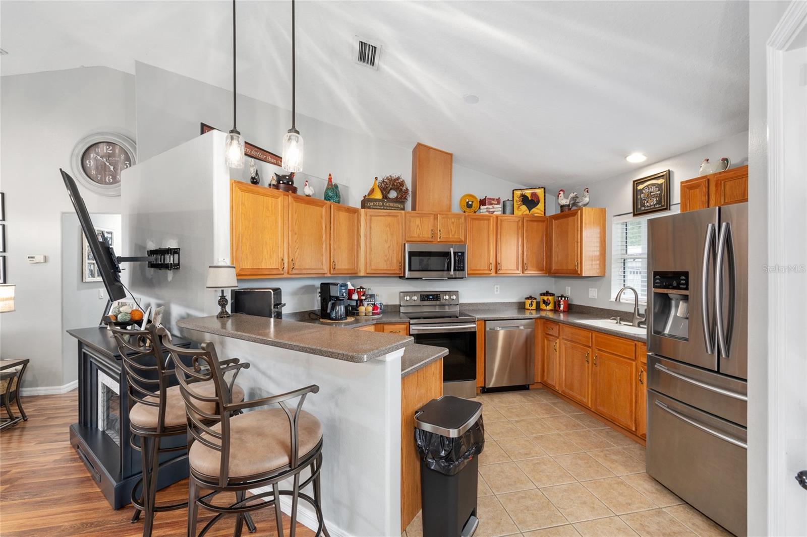 Listing photo id 12 for 6362 Walter Terrace