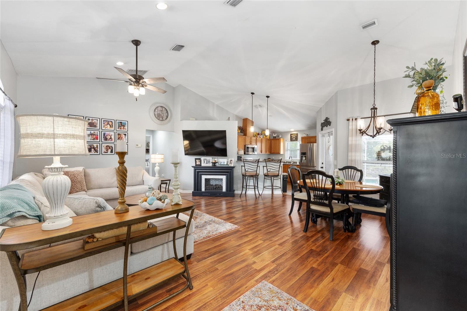 Listing photo id 6 for 6362 Walter Terrace