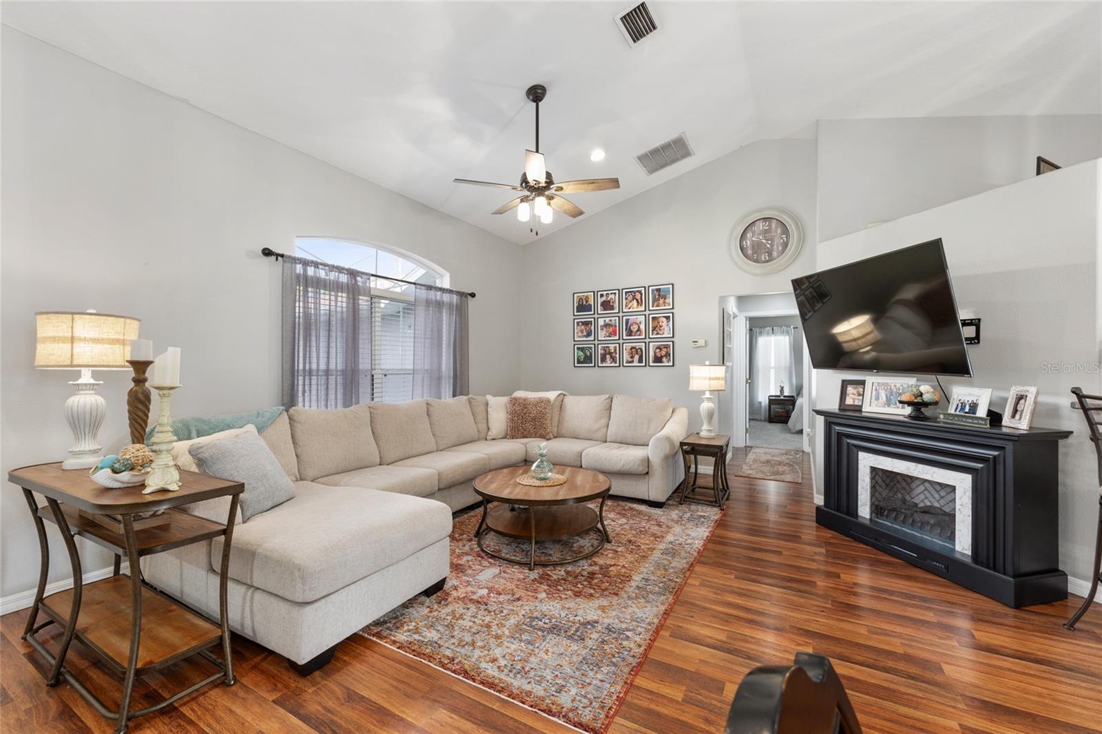Listing photo id 7 for 6362 Walter Terrace