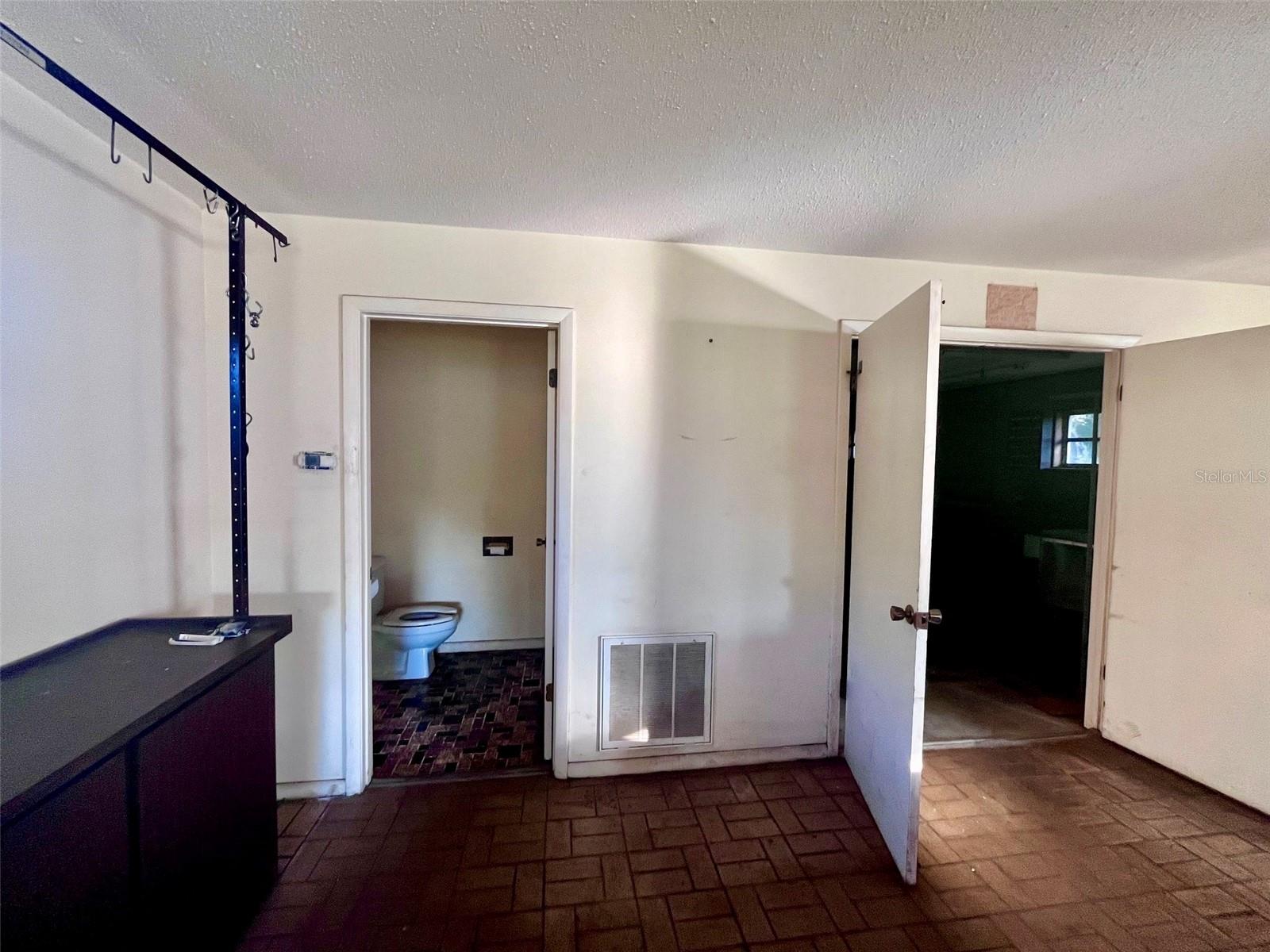 Listing photo id 9 for 7103 Carl G Rose Highway