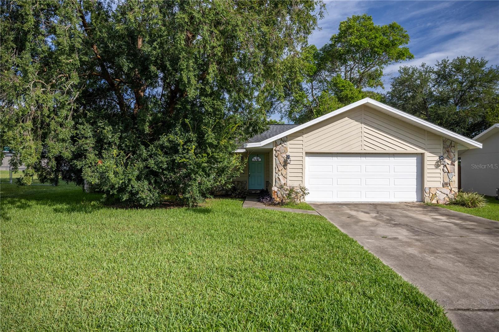 Image 21 of 27 For 42 Almond Drive
