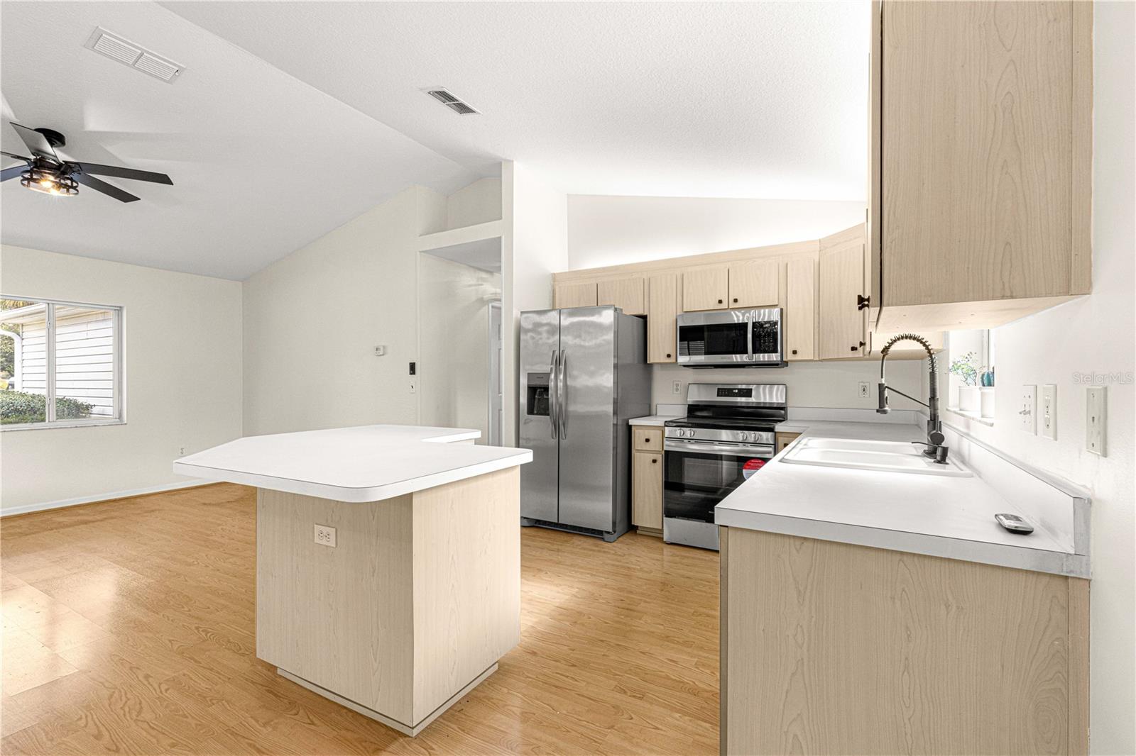 Listing photo id 3 for 11518 136th Place