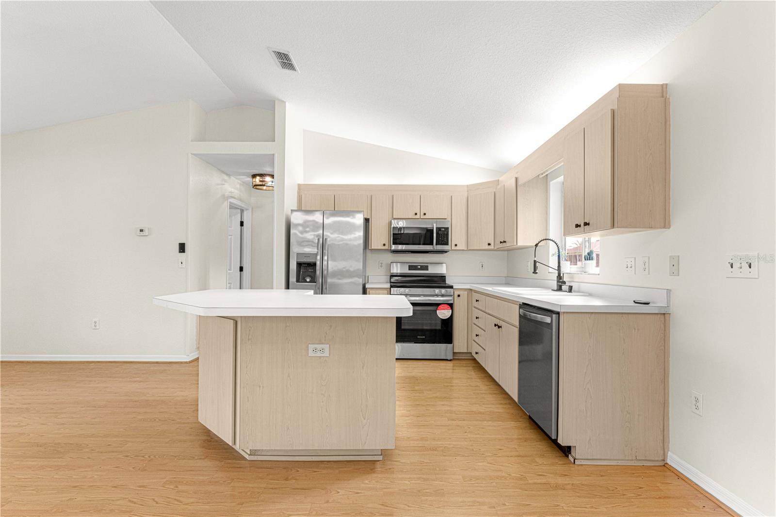 Listing photo id 4 for 11518 136th Place