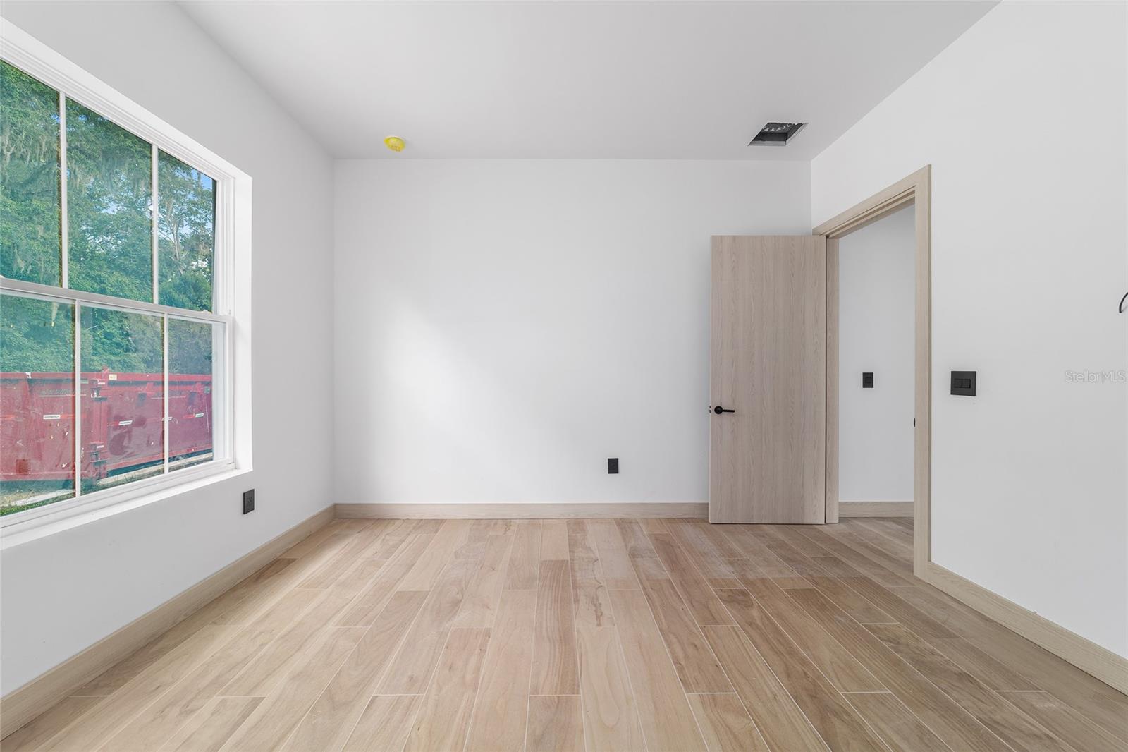 Listing photo id 28 for 6634 22nd Avenue
