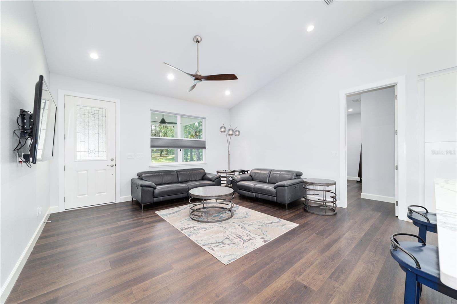 Image 12 of 58 For 1921 42nd Street