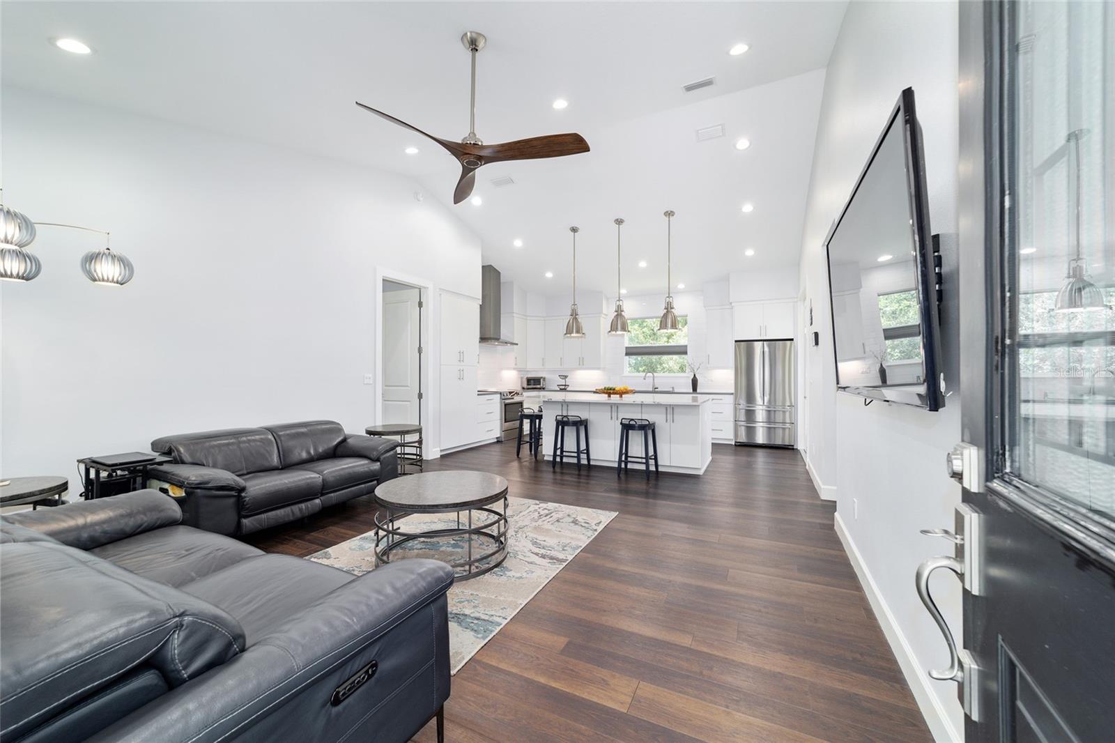 Image 6 of 58 For 1921 42nd Street