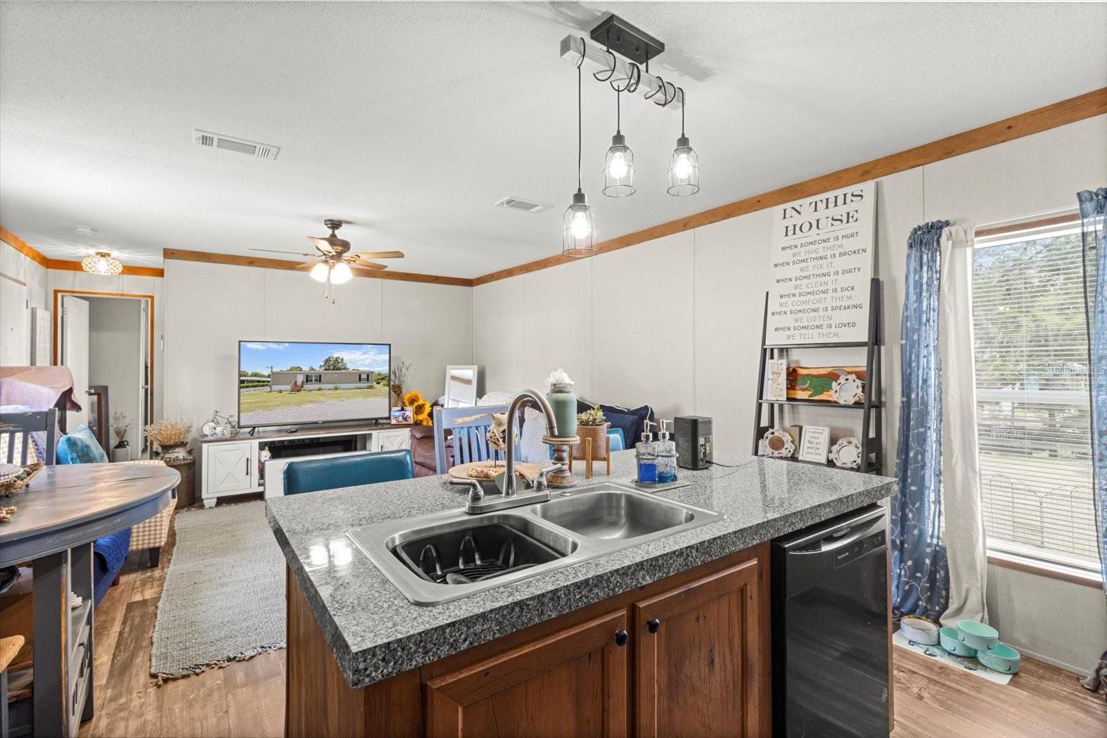 Listing photo id 8 for 609 Redbud Terrace