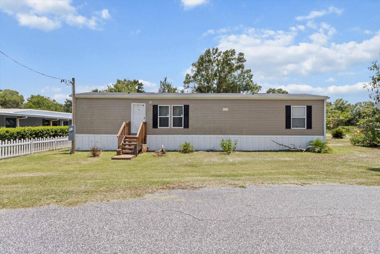 Listing photo id 0 for 609 Redbud Terrace