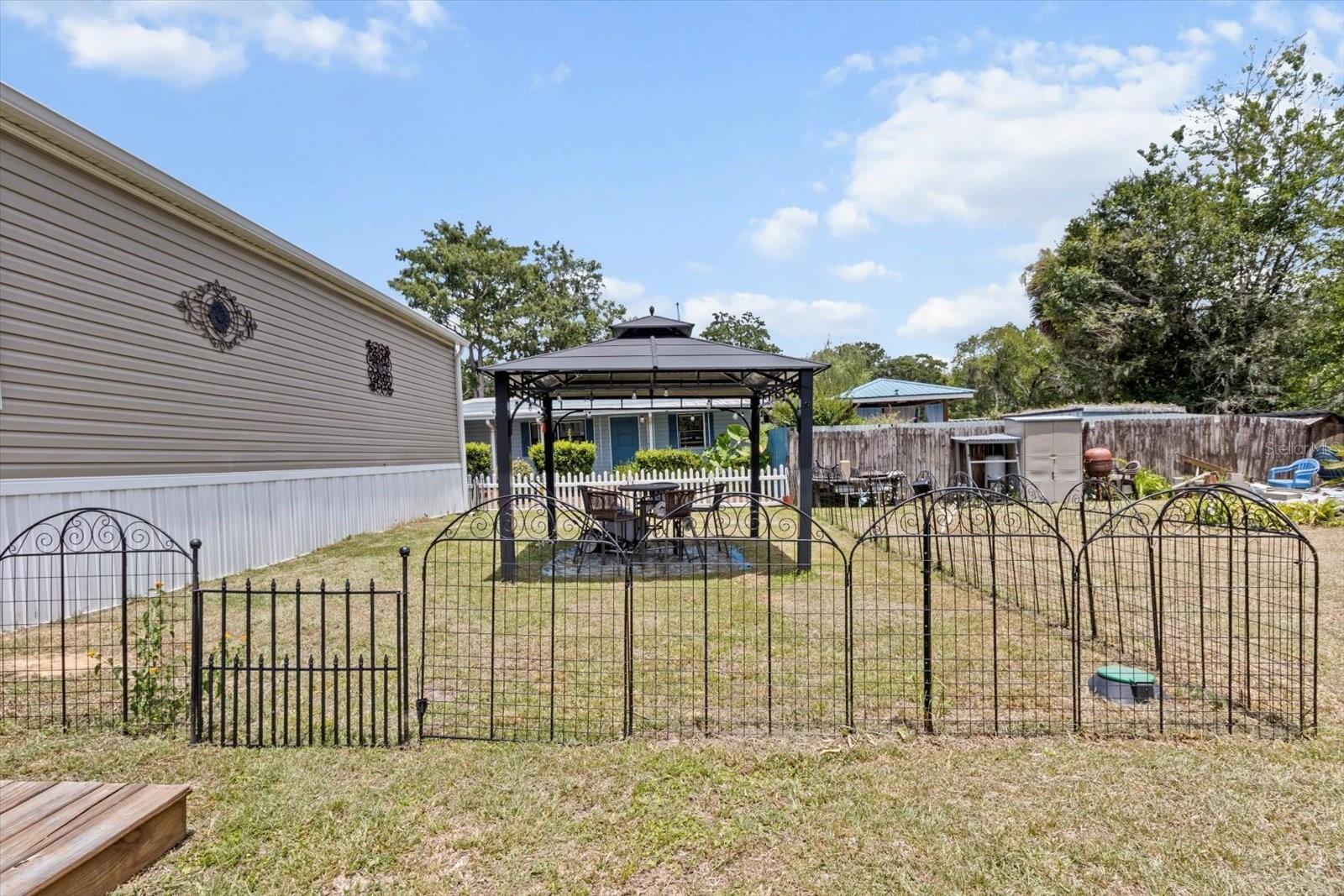 Listing photo id 20 for 609 Redbud Terrace
