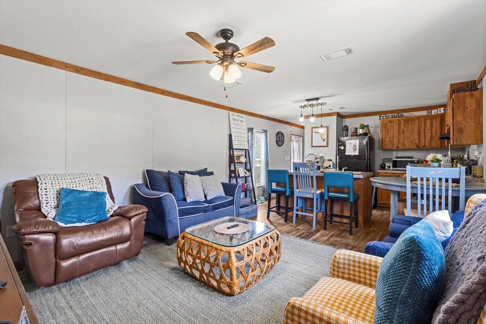 Listing photo id 1 for 609 Redbud Terrace