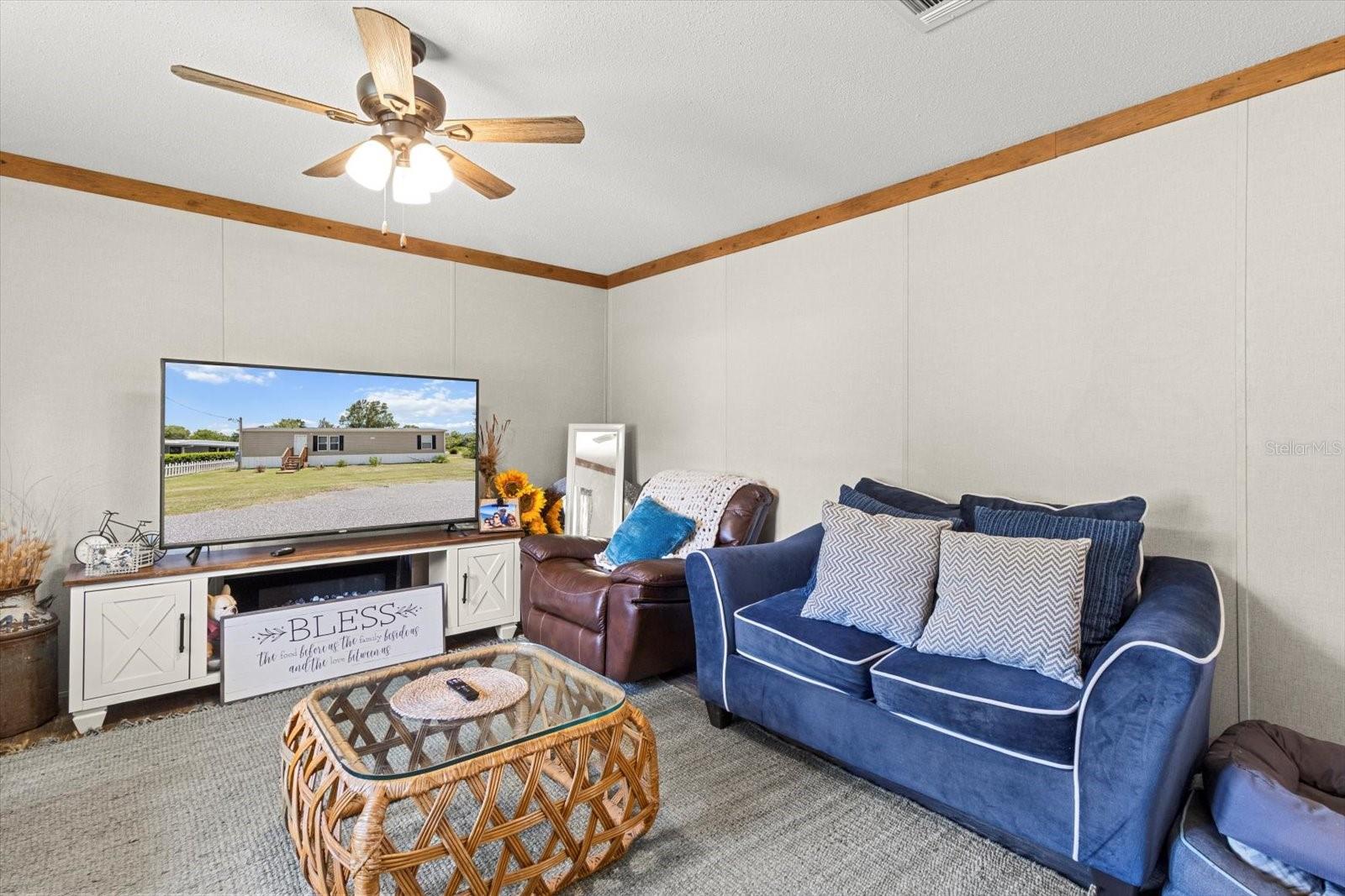 Listing photo id 2 for 609 Redbud Terrace