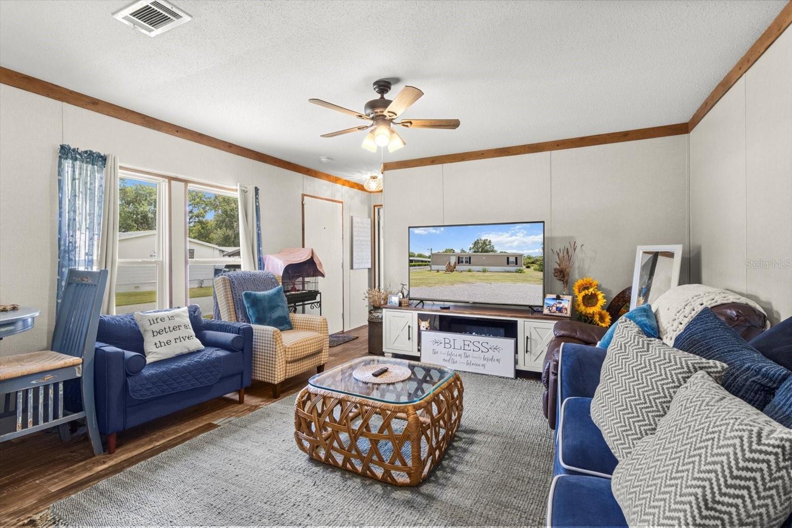 Listing photo id 3 for 609 Redbud Terrace