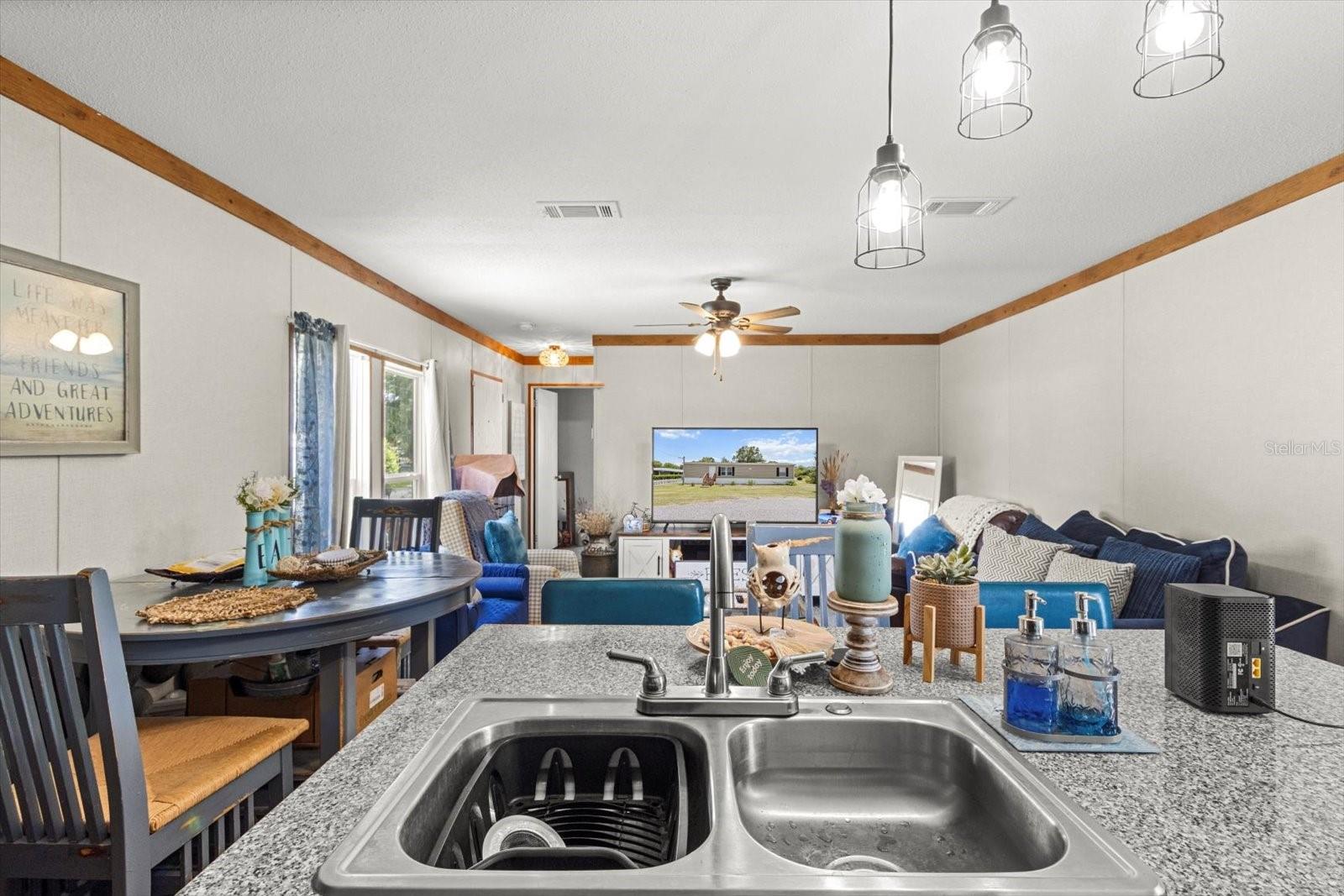 Listing photo id 7 for 609 Redbud Terrace