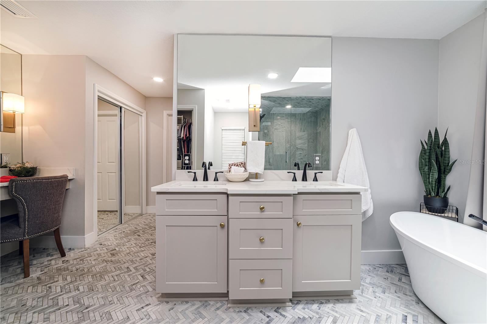 Image 14 of 81 For 2418 15th Street