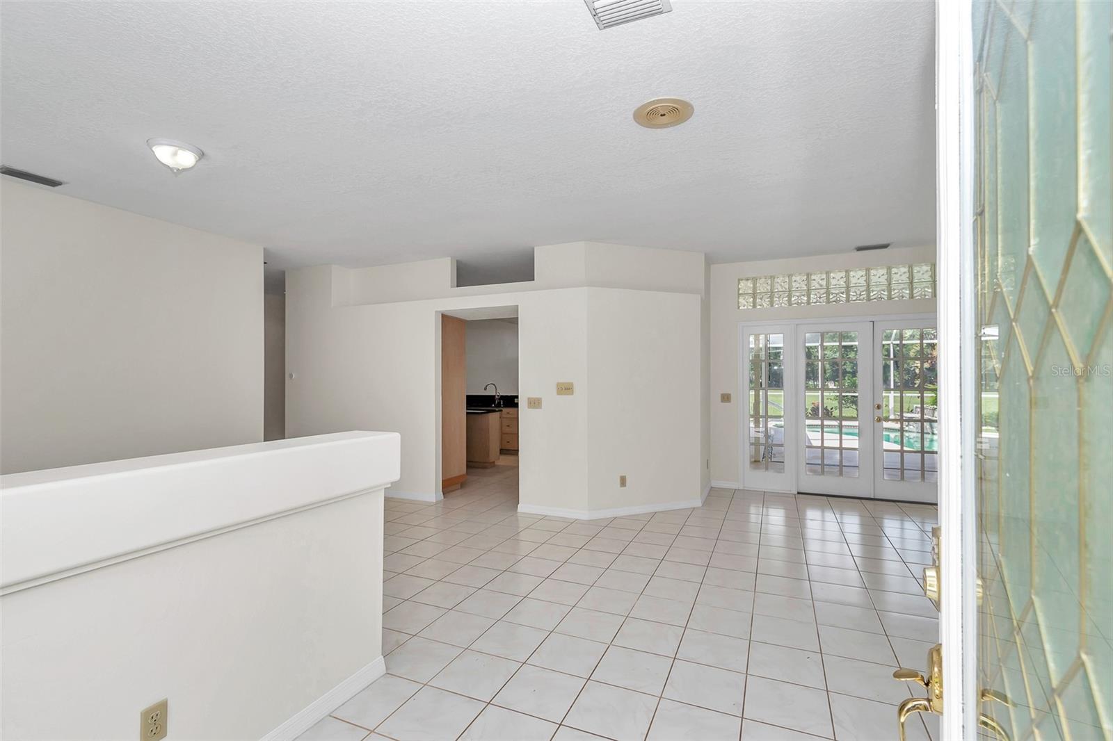 Listing photo id 8 for 5210 Camberlea Avenue