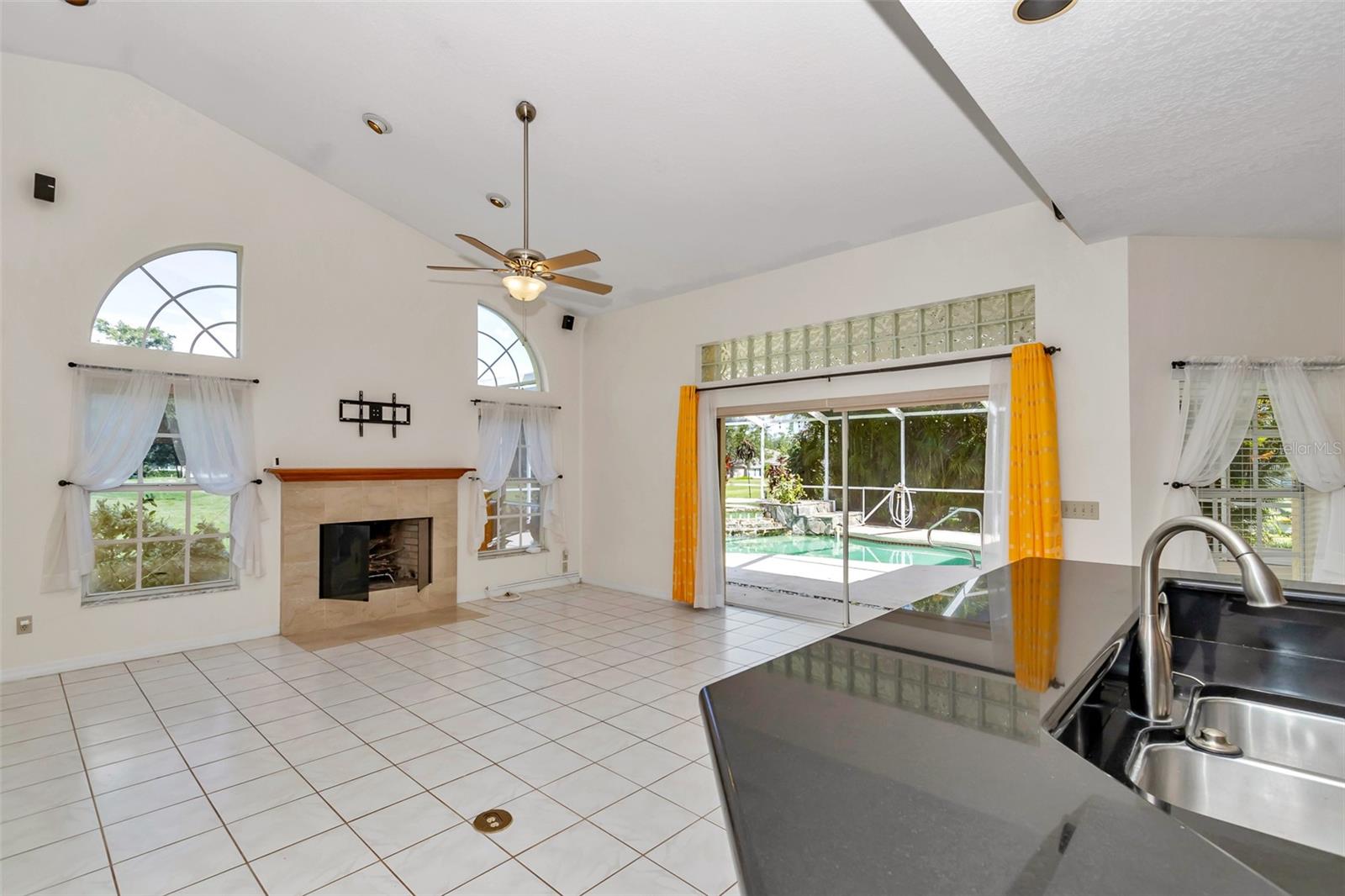 Listing photo id 11 for 5210 Camberlea Avenue