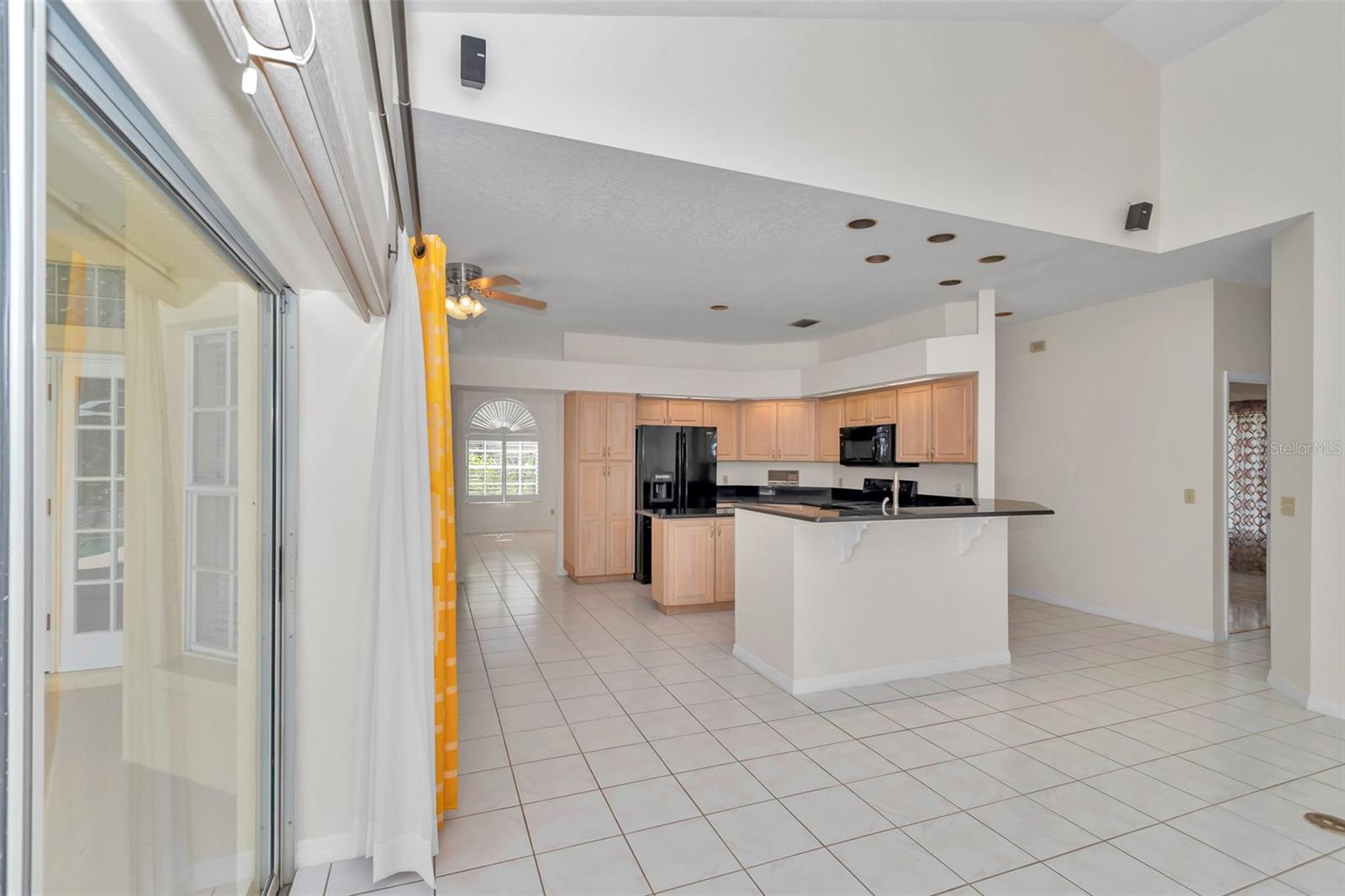 Listing photo id 13 for 5210 Camberlea Avenue