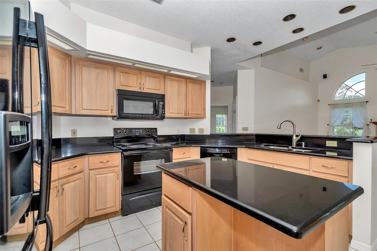 Listing photo id 16 for 5210 Camberlea Avenue