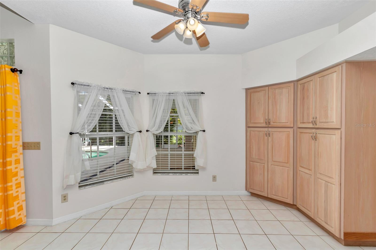 Listing photo id 17 for 5210 Camberlea Avenue