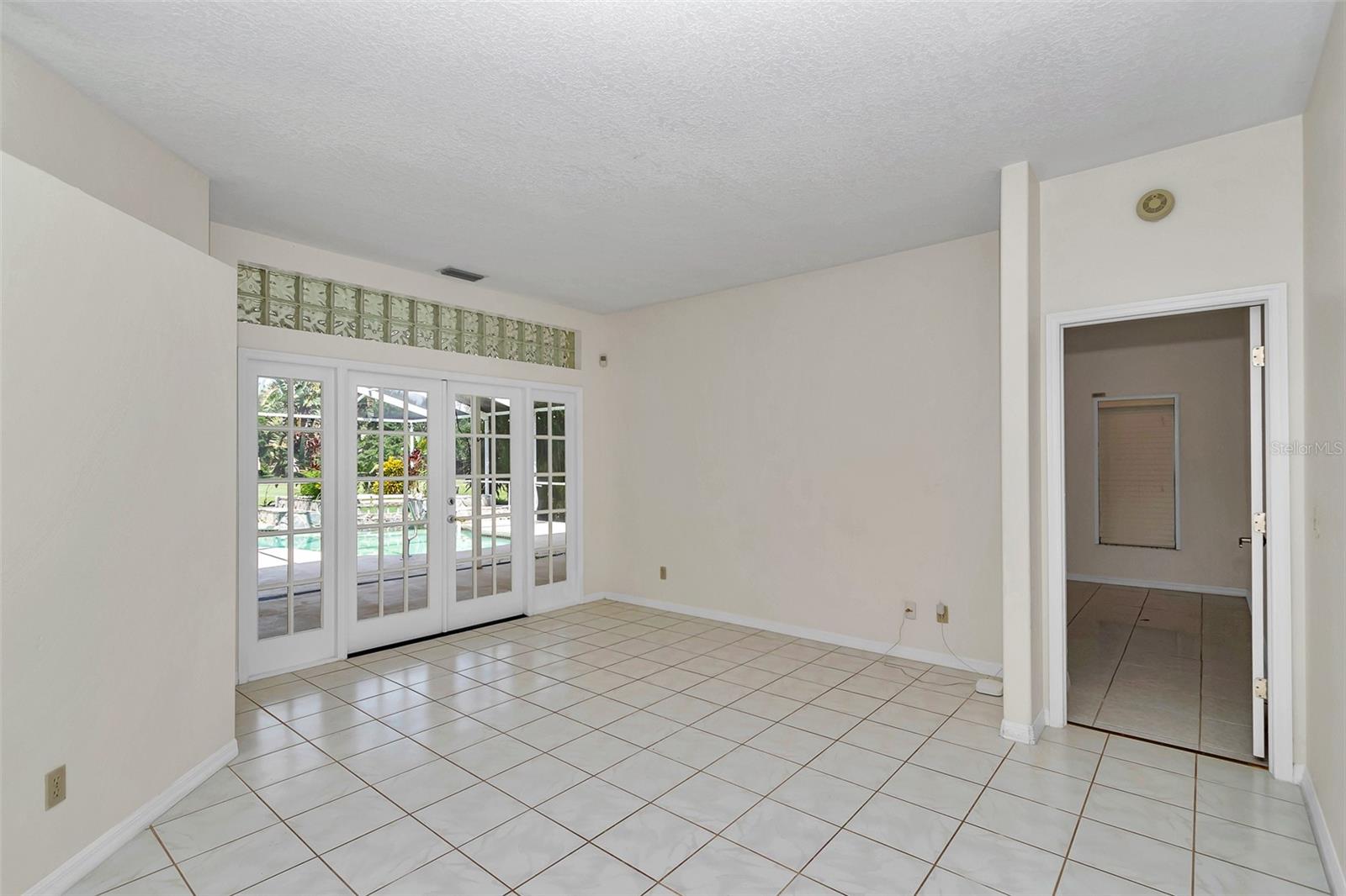 Listing photo id 18 for 5210 Camberlea Avenue